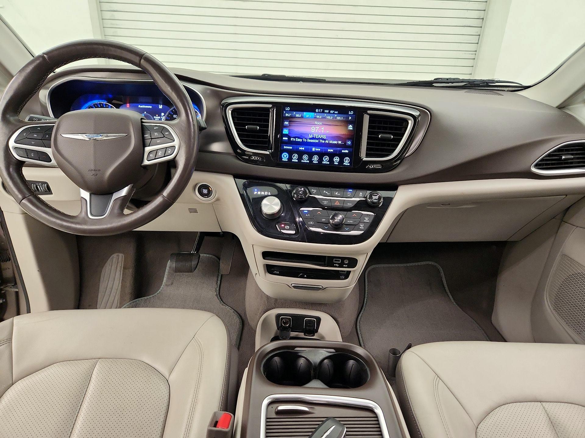 Thumbnail: 2017 Chrysler Pacifica - 9