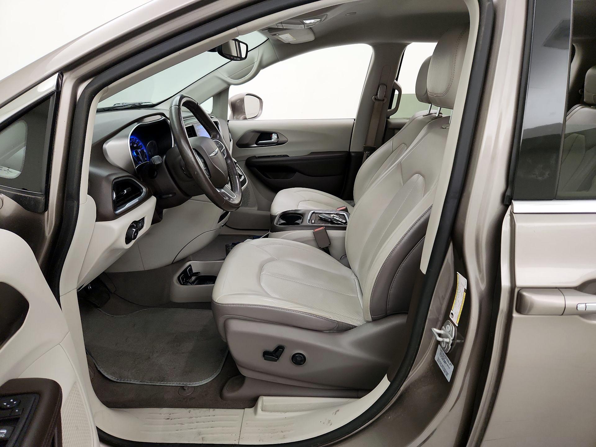 Thumbnail: 2017 Chrysler Pacifica - 11