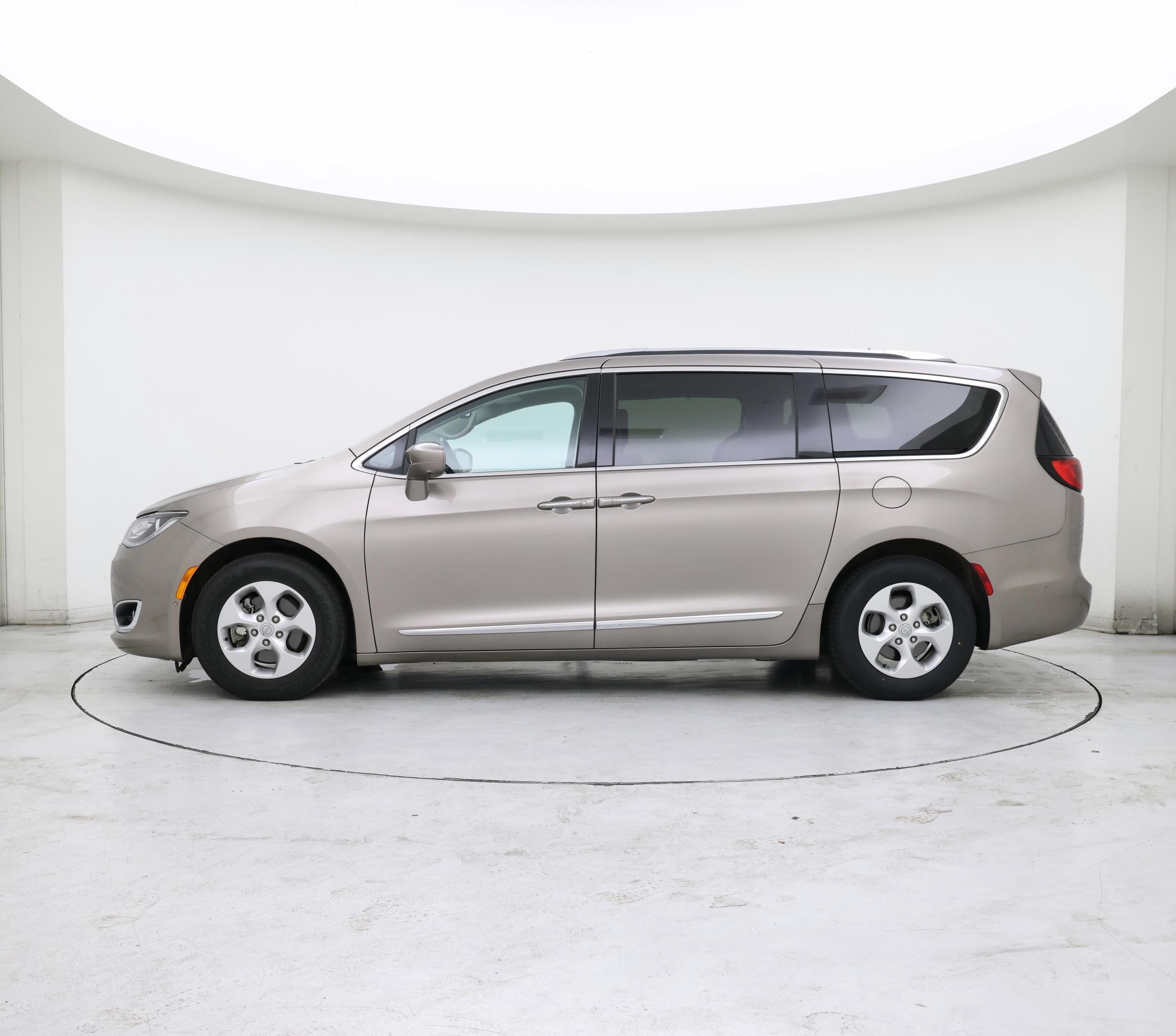 Thumbnail: 2017 Chrysler Pacifica - 3