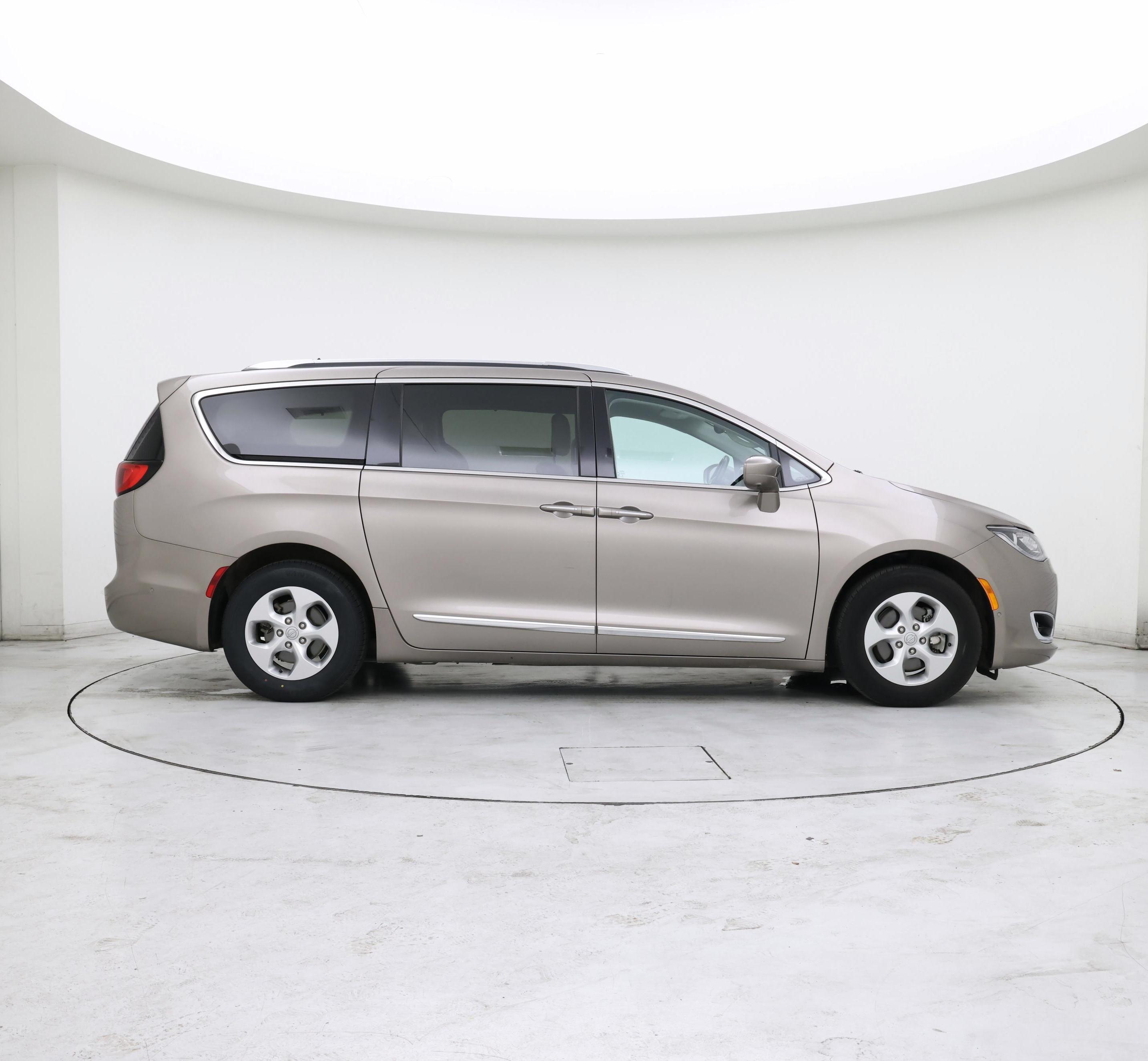 Thumbnail: 2017 Chrysler Pacifica - 7