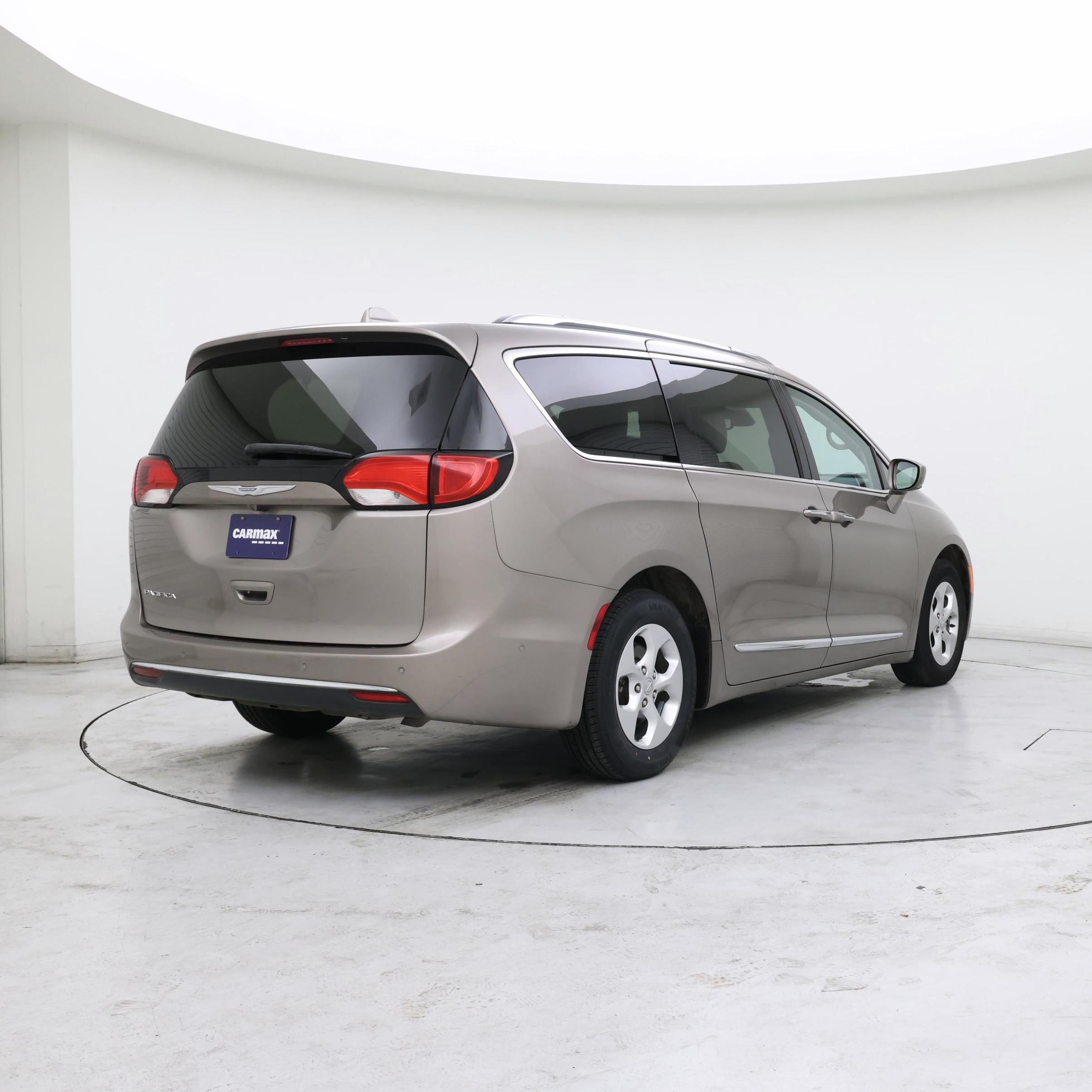 Thumbnail: 2017 Chrysler Pacifica - 8