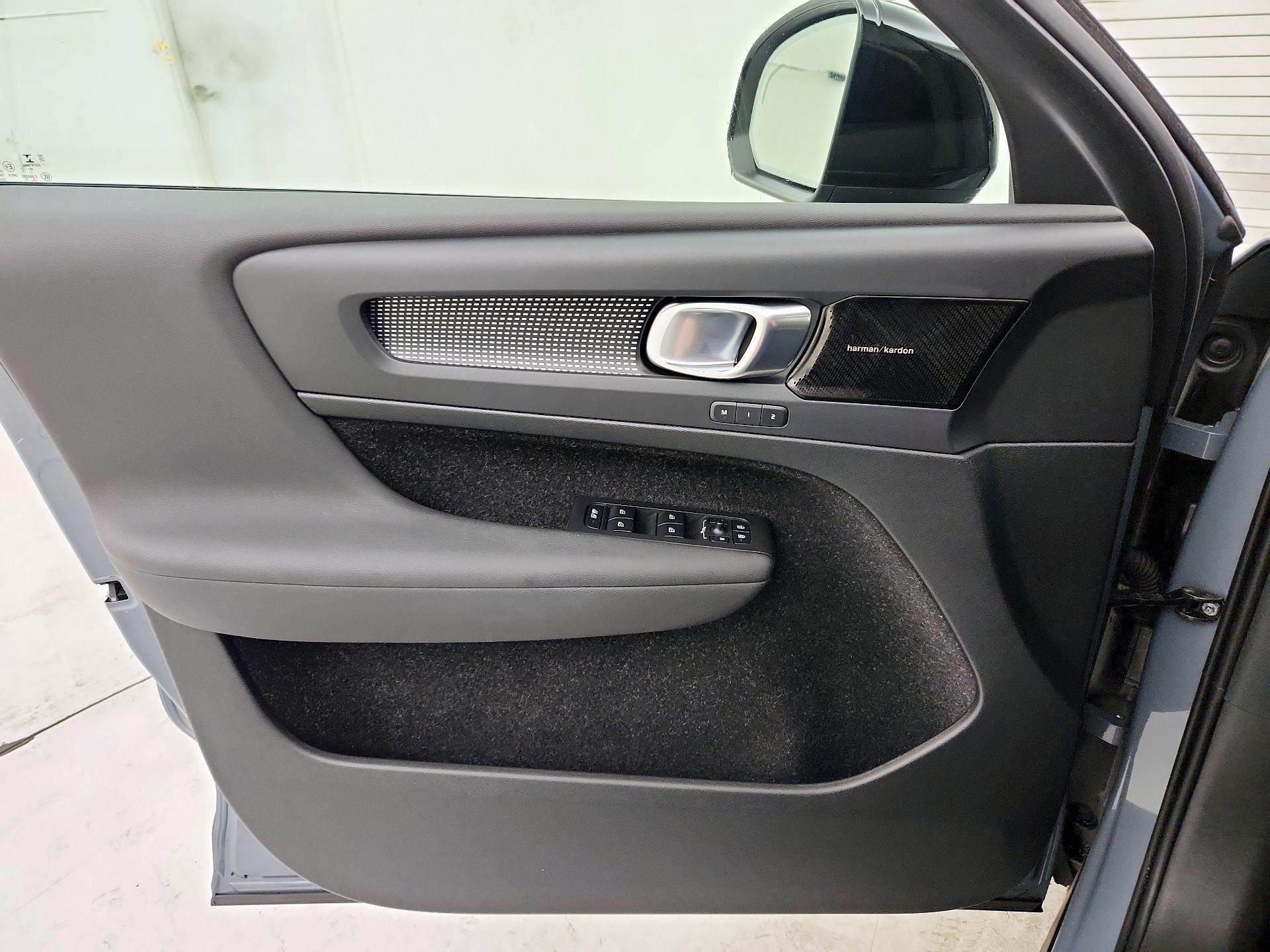 Thumbnail: 2021 Volvo XC40 - 12