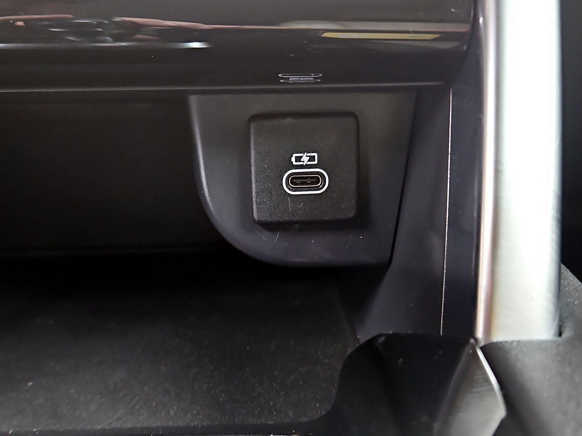 Thumbnail: 2021 Land Rover Discovery Sport - 18