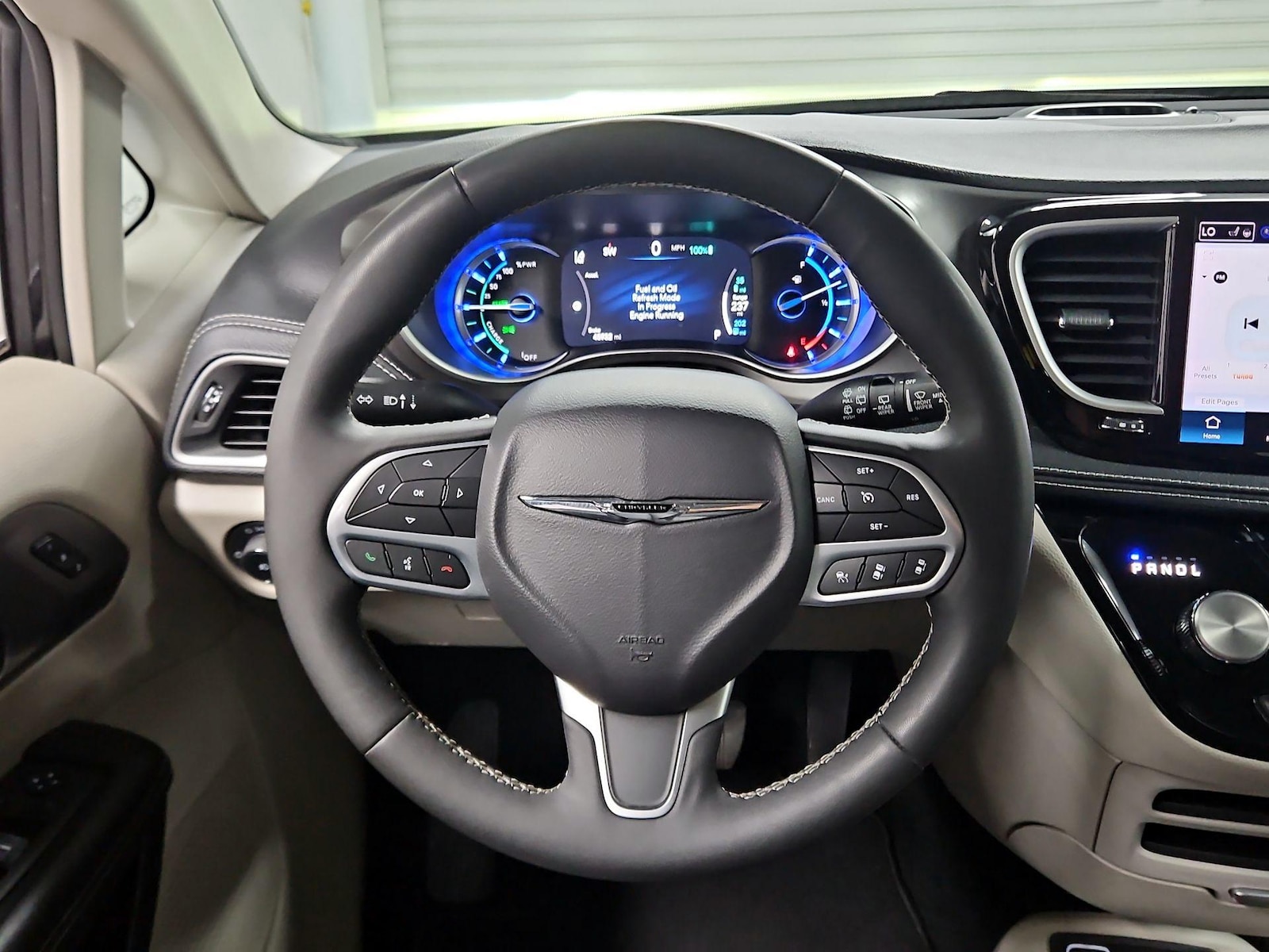 2023 Chrysler Pacifica Hybrid Touring L - Photo 11