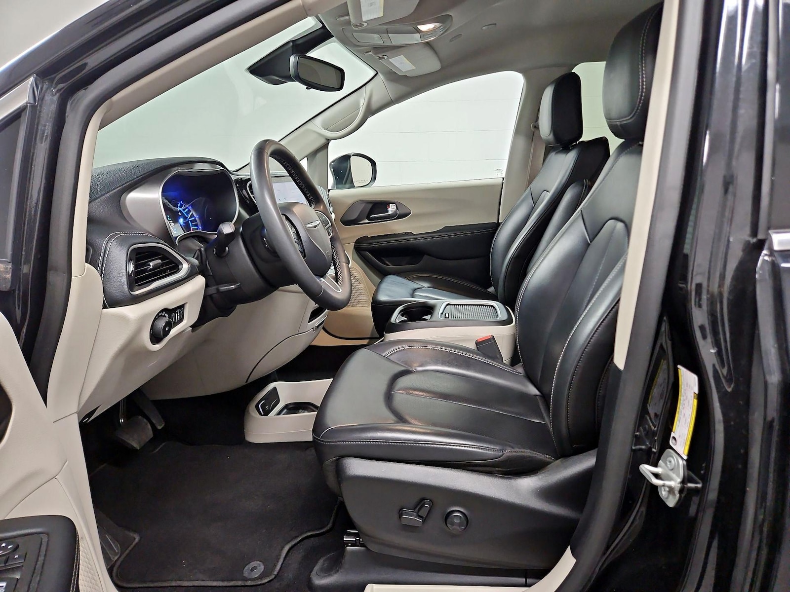 2023 Chrysler Pacifica Hybrid Touring L - Photo 12