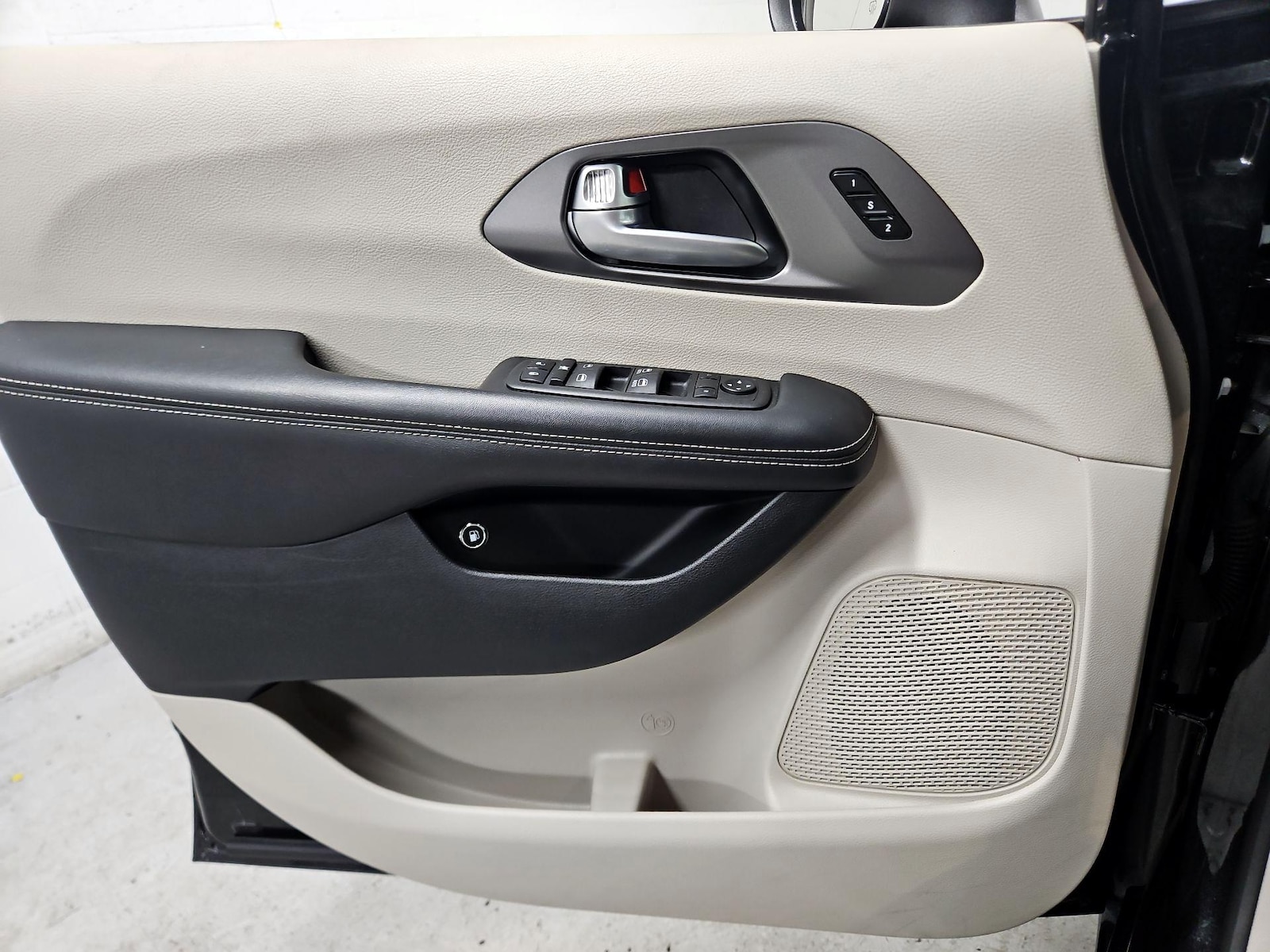 2023 Chrysler Pacifica Hybrid Touring L - Photo 13