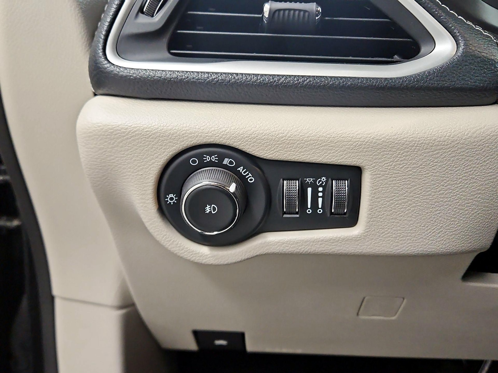 2023 Chrysler Pacifica Hybrid Touring L - Photo 14