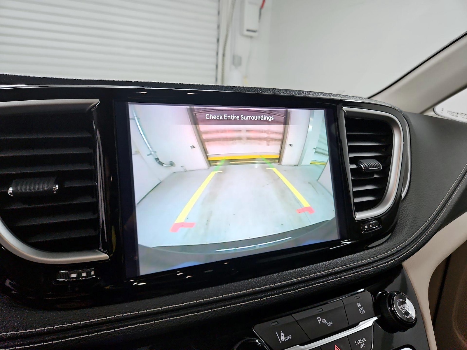 2023 Chrysler Pacifica Hybrid Touring L - Photo 15