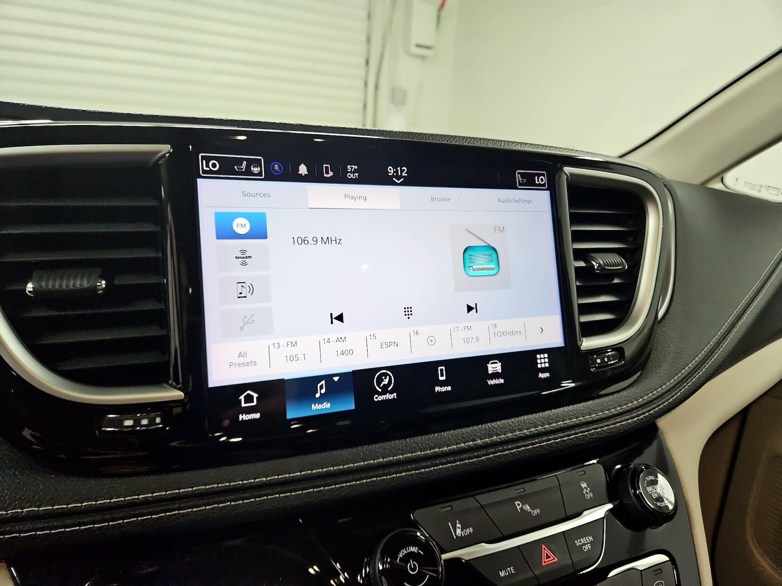 2023 Chrysler Pacifica Hybrid Touring L - Photo 16