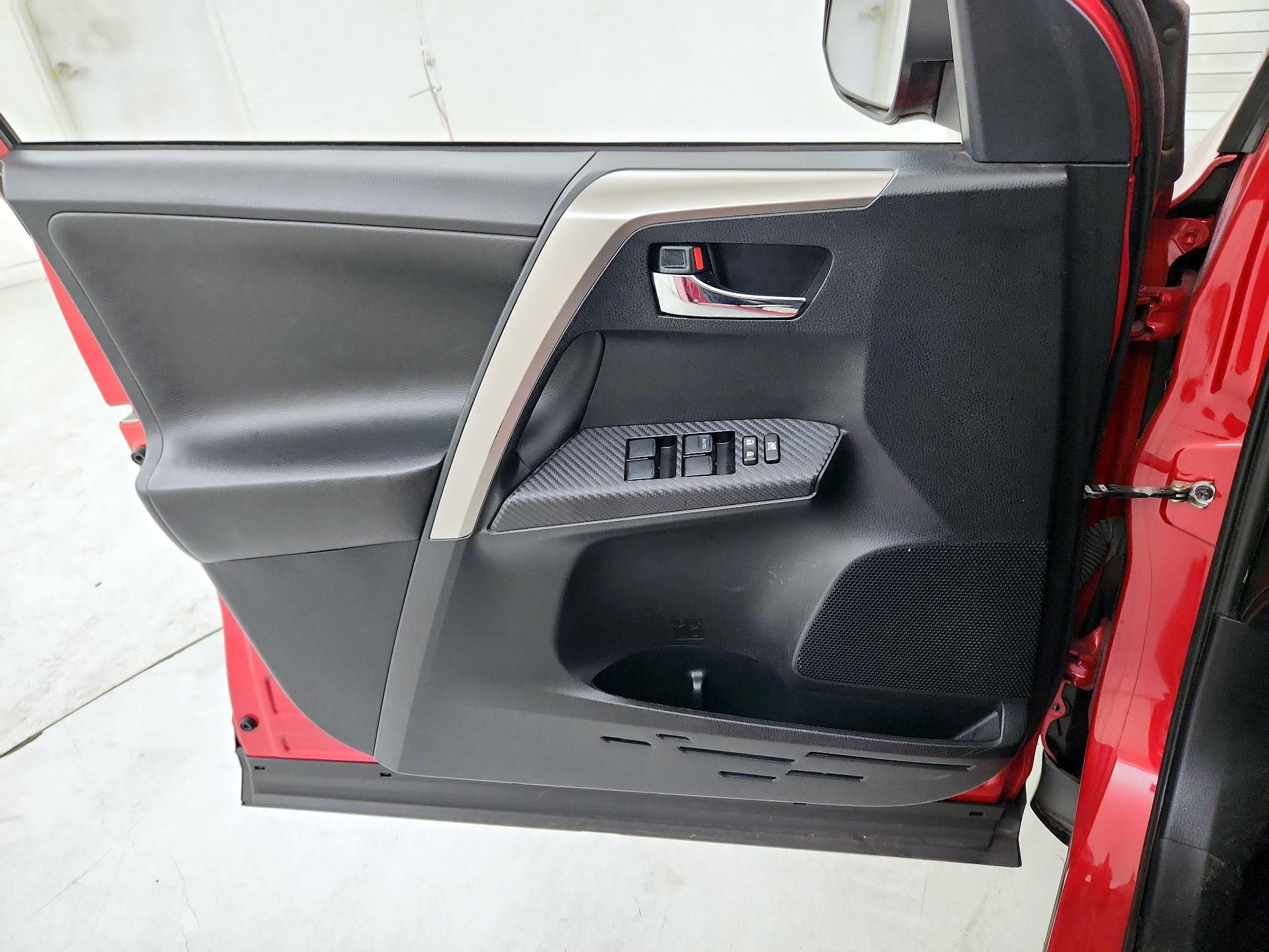 Thumbnail: 2015 Toyota RAV4 - 12