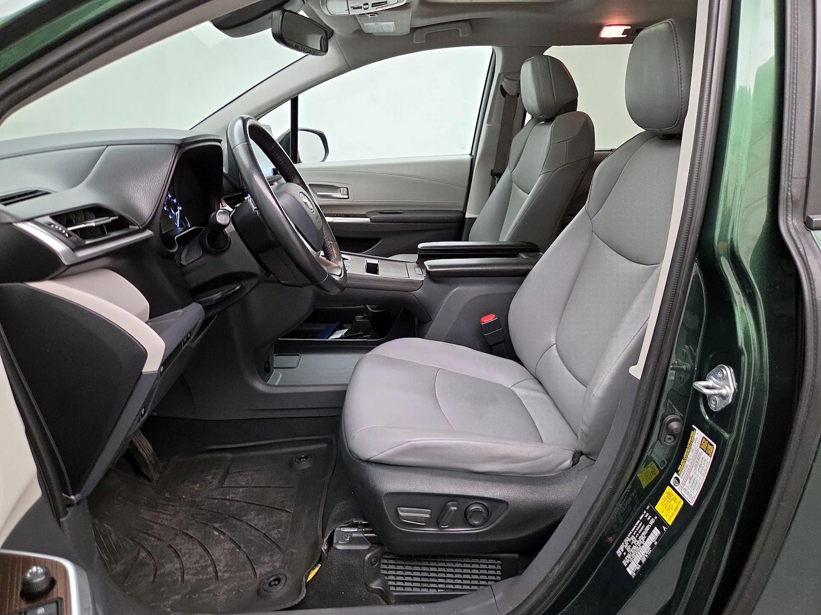 2022 Toyota Sienna XLE - Photo 12