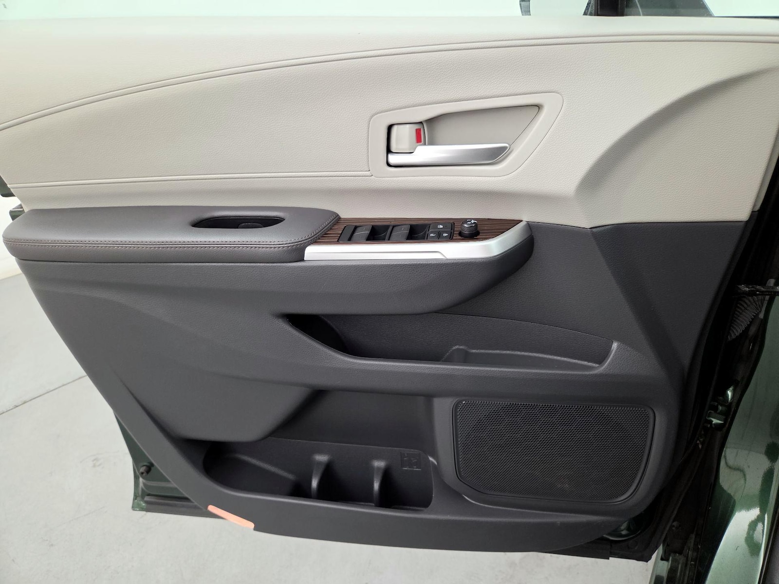 2022 Toyota Sienna XLE - Photo 13
