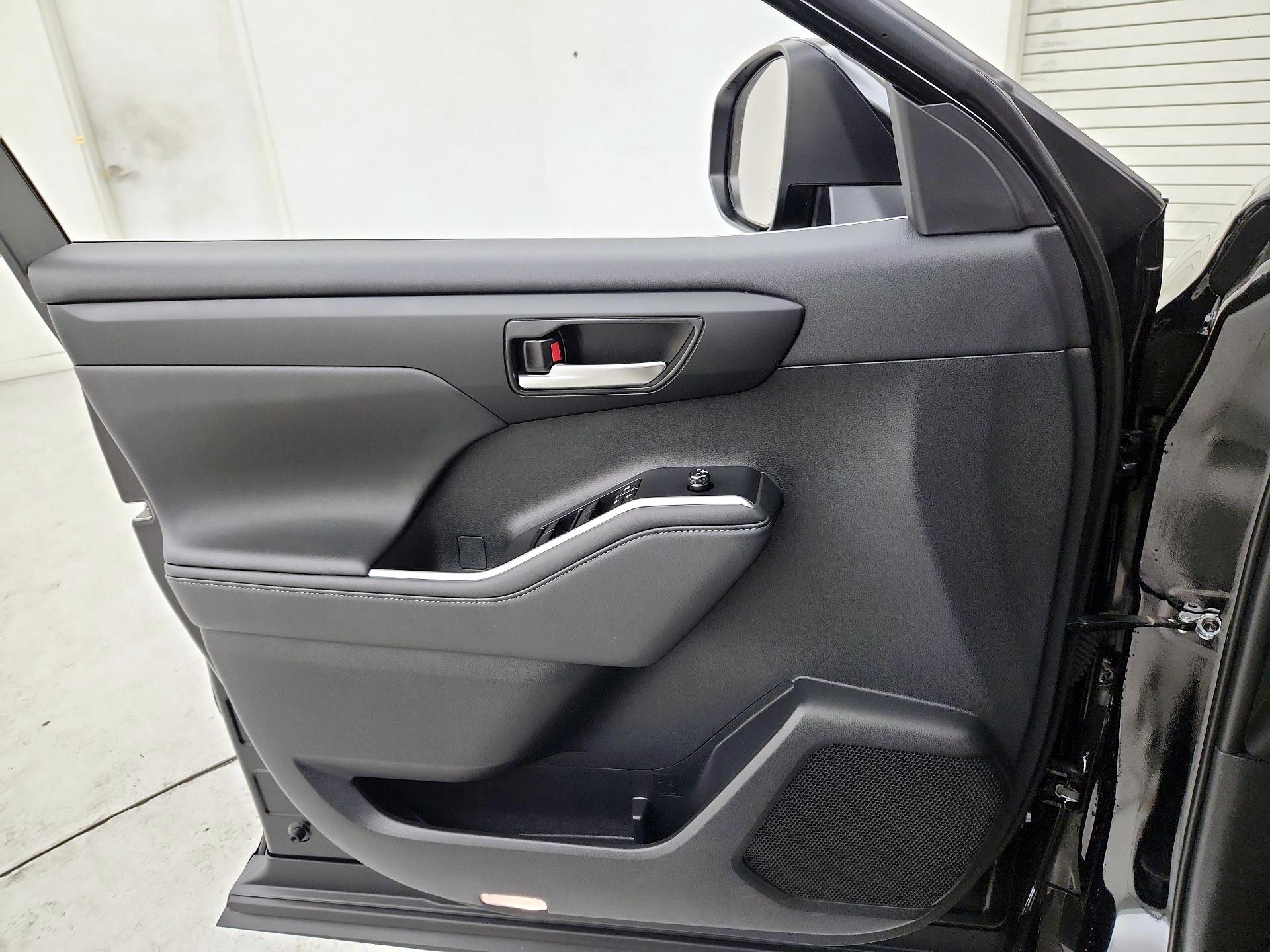 Thumbnail: 2023 Toyota Highlander - 12