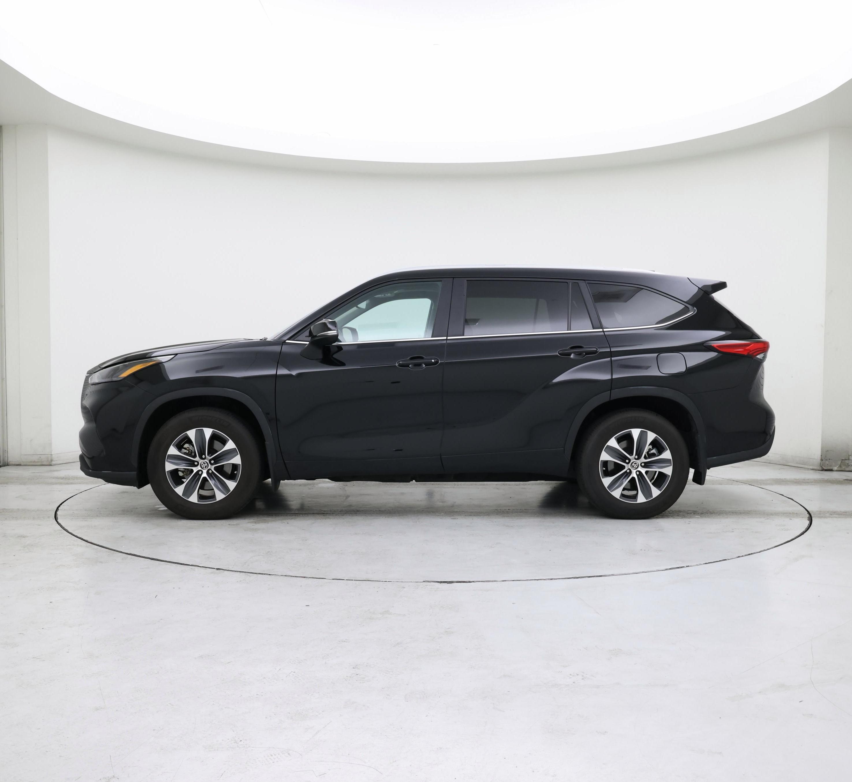 Thumbnail: 2023 Toyota Highlander - 3