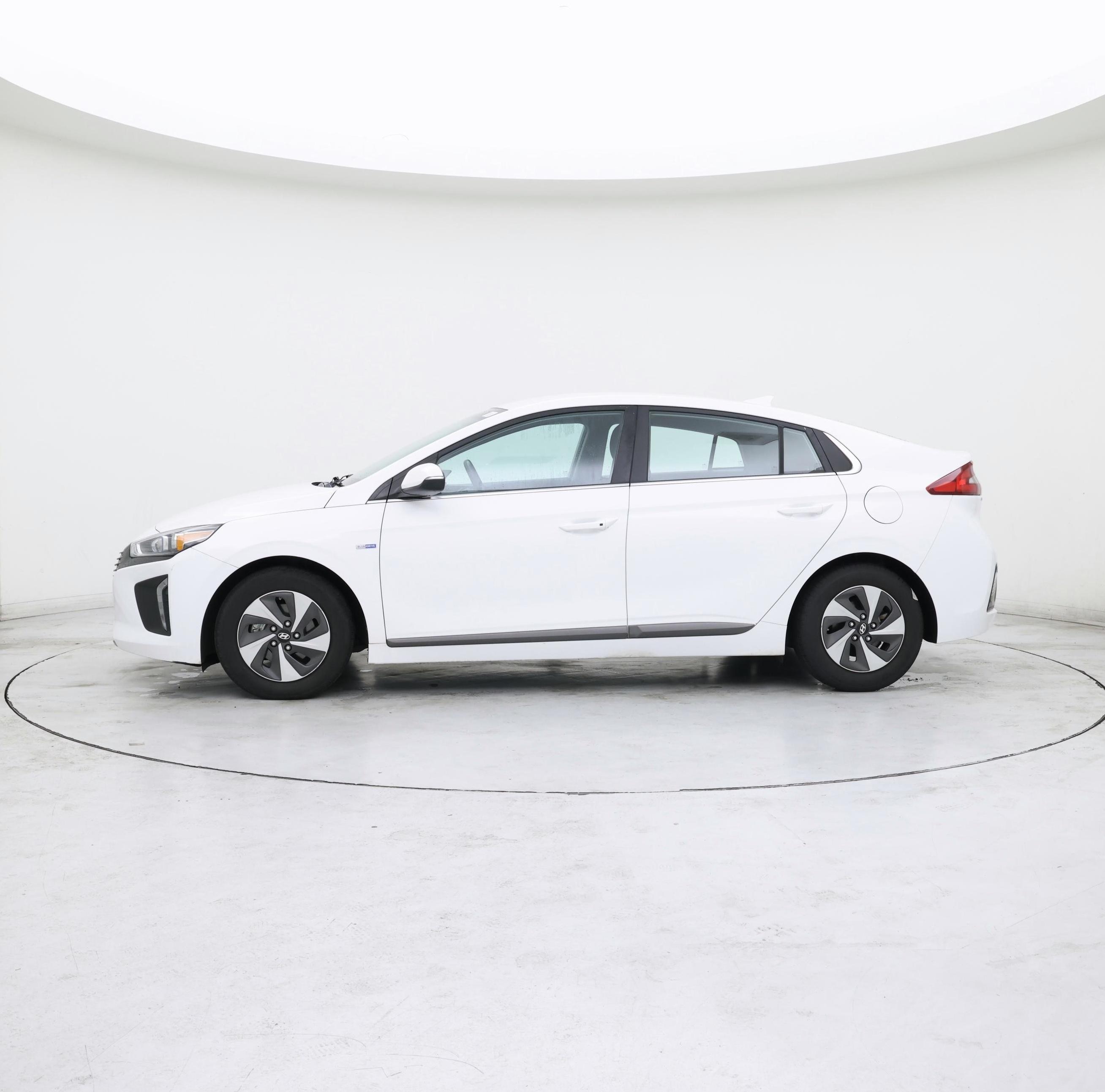 Thumbnail: 2017 Hyundai Ioniq - 3