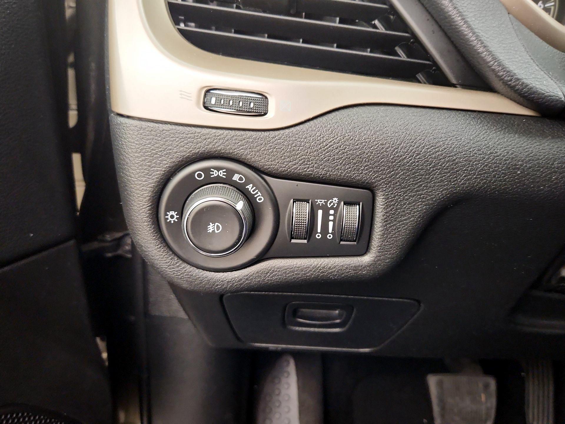 Thumbnail: 2015 Jeep Cherokee - 13