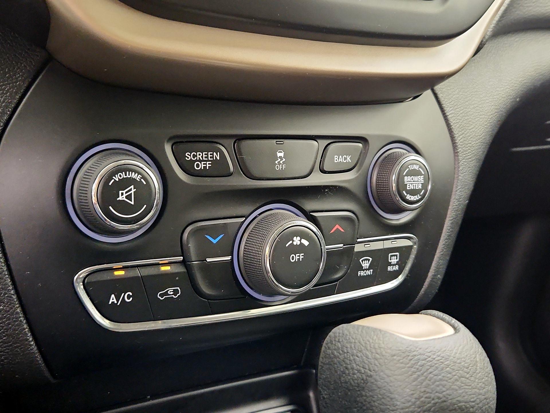 Thumbnail: 2015 Jeep Cherokee - 16