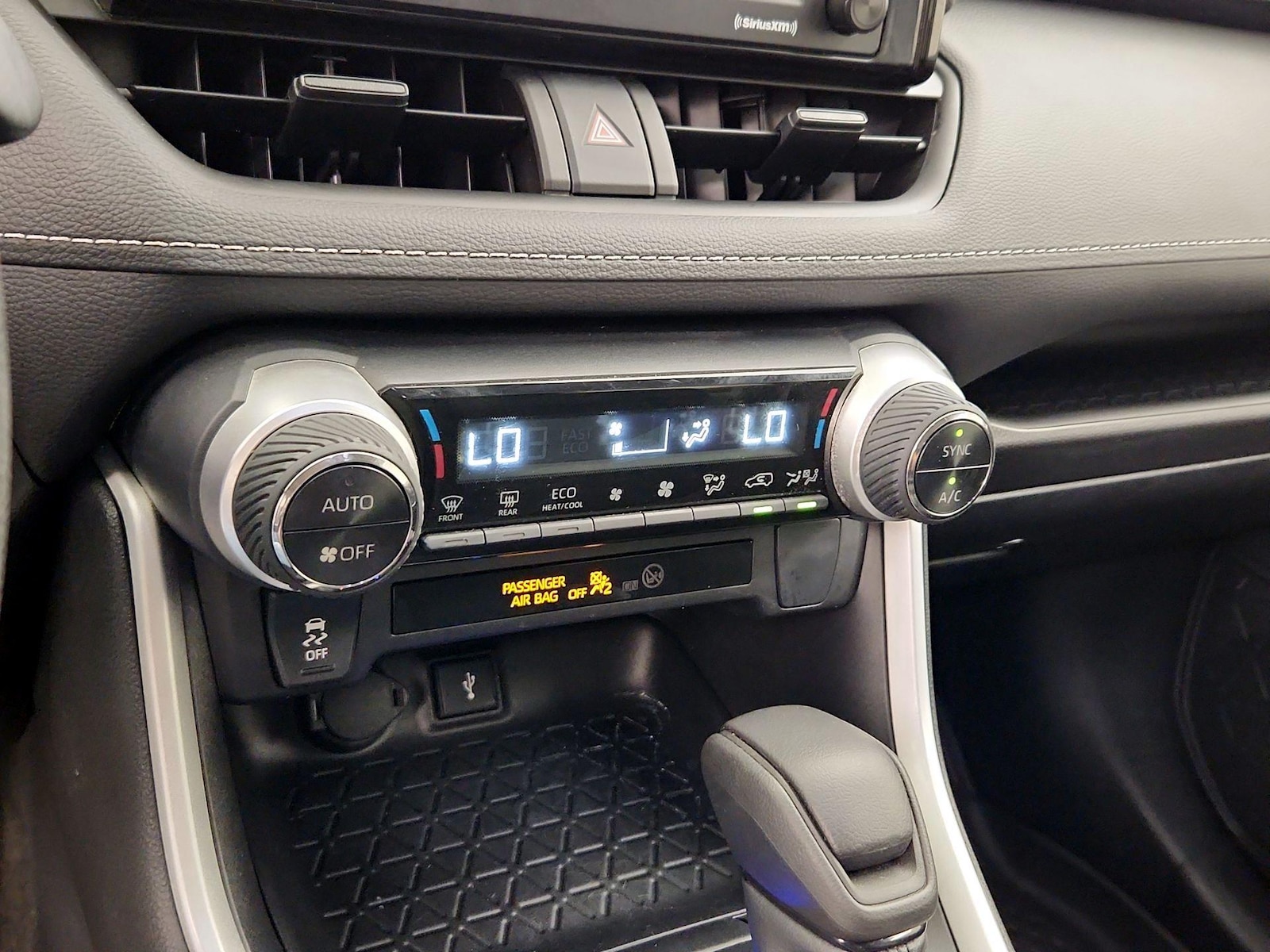 2022 Toyota RAV4 LE - Photo 8