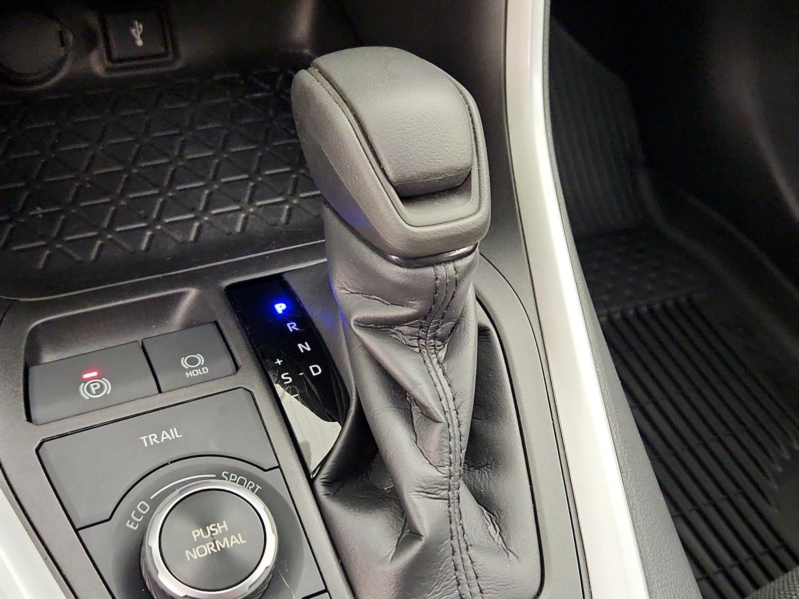 2022 Toyota RAV4 LE - Photo 9