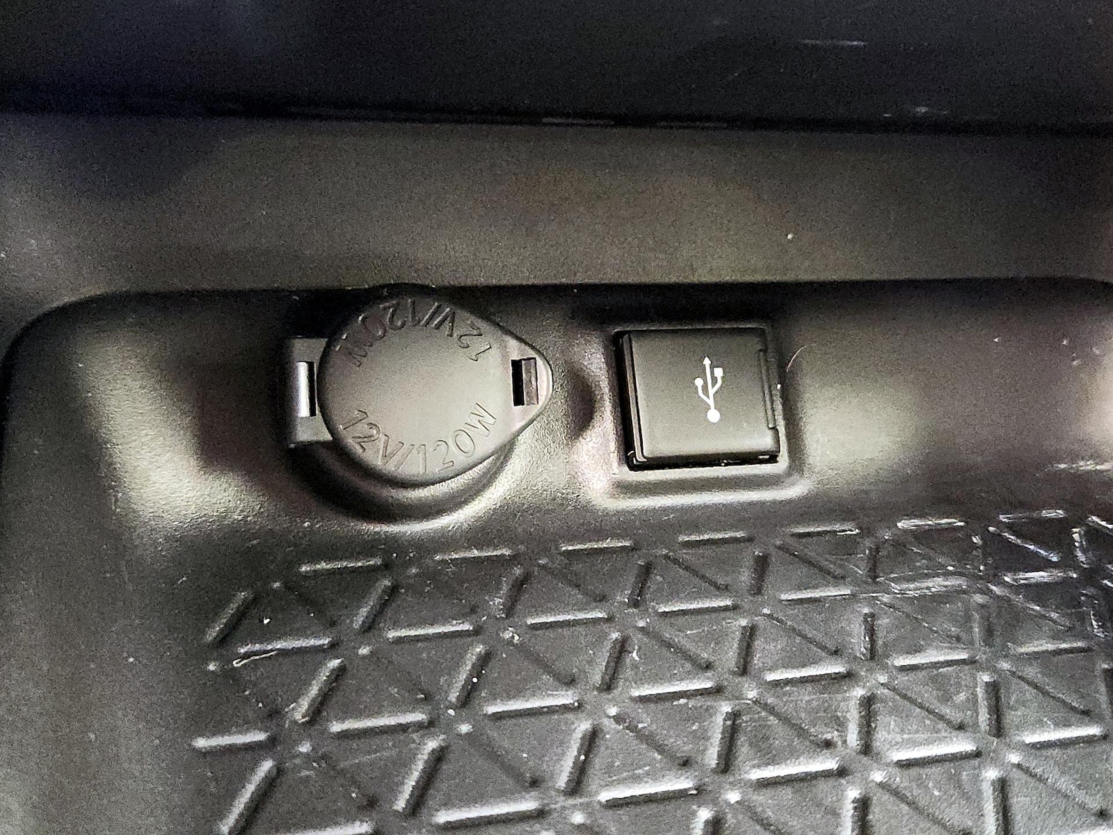 2022 Toyota RAV4 LE - Photo 10
