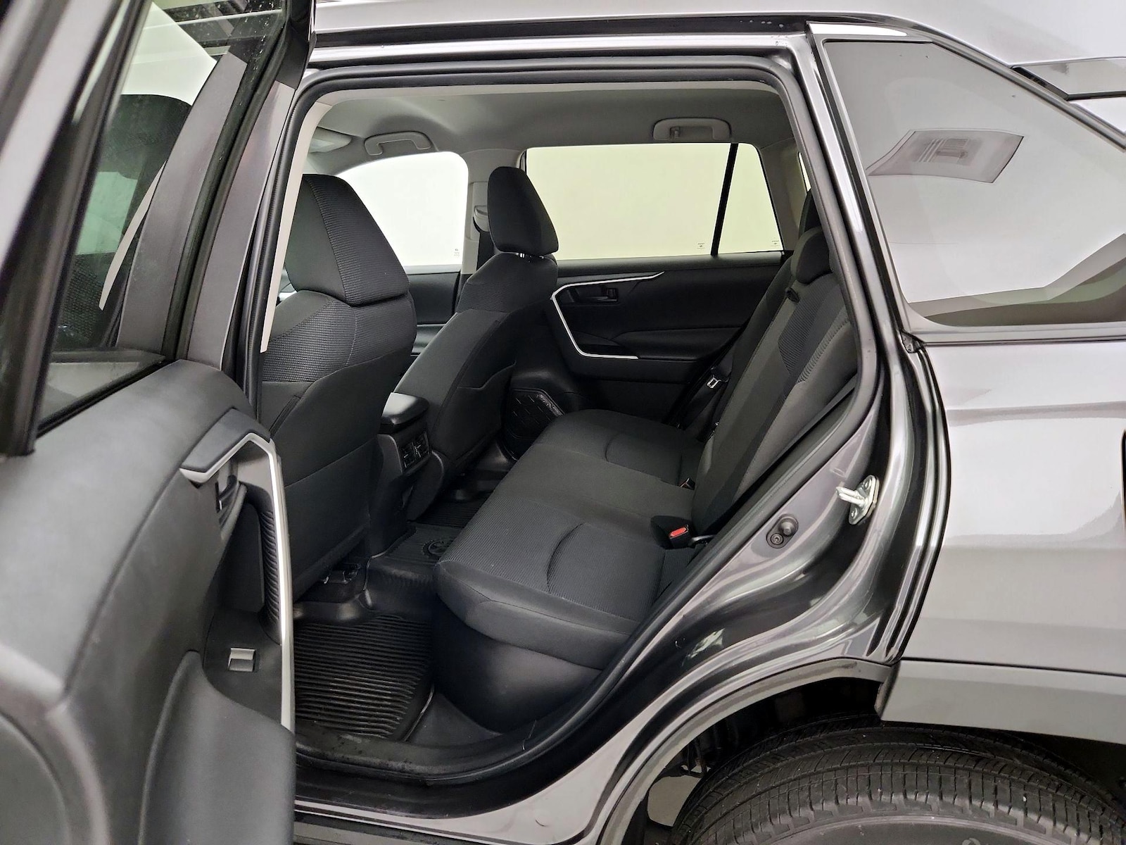 2022 Toyota RAV4 LE - Photo 11