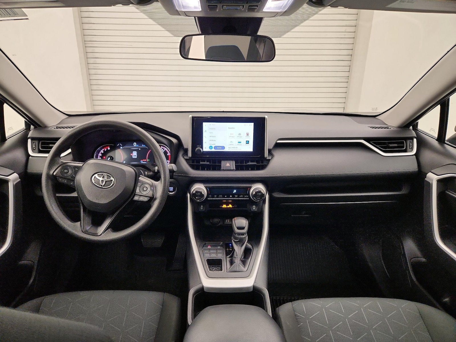2024 Toyota RAV4 XLE - Photo 10