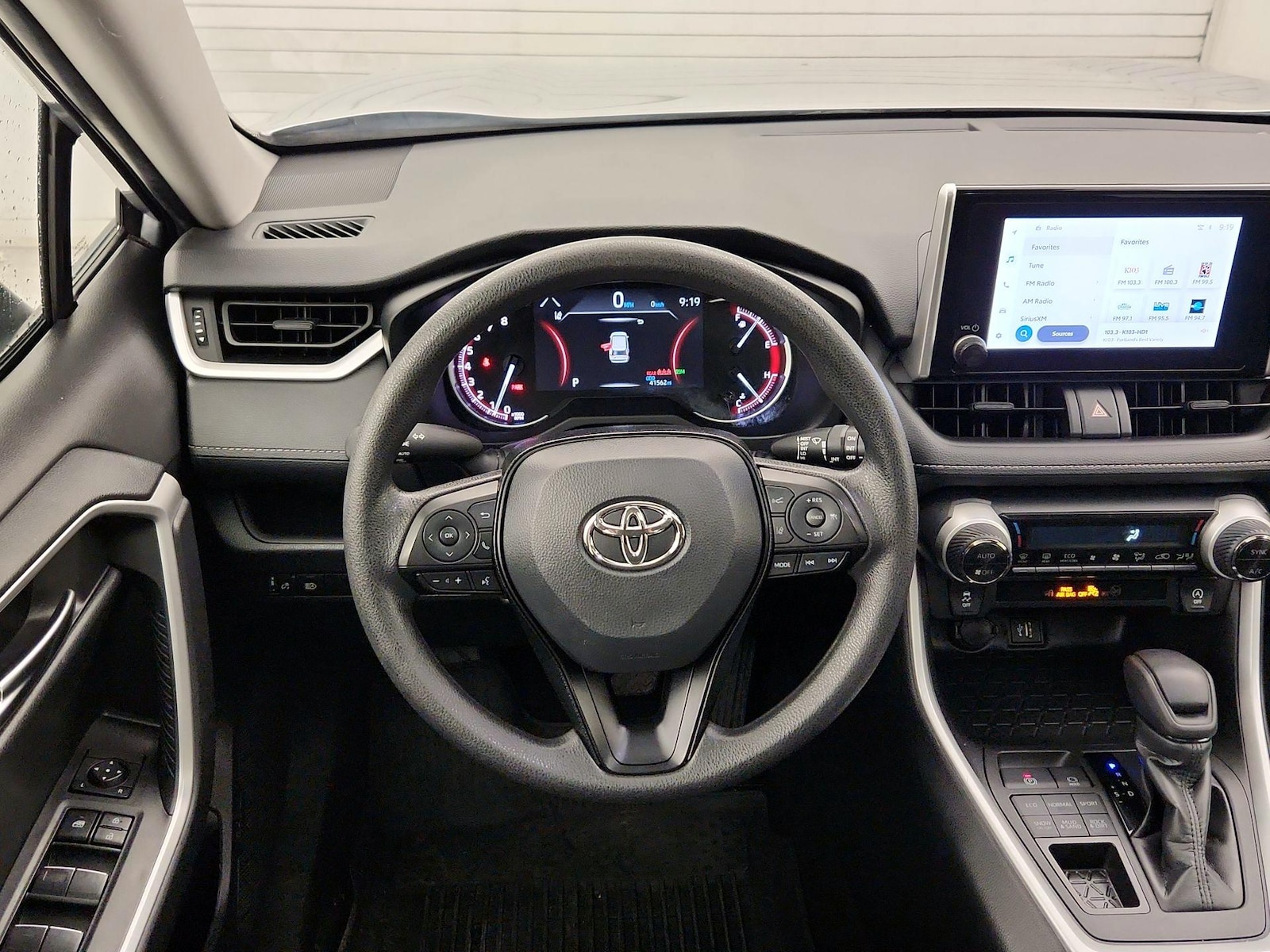 2024 Toyota RAV4 XLE - Photo 11