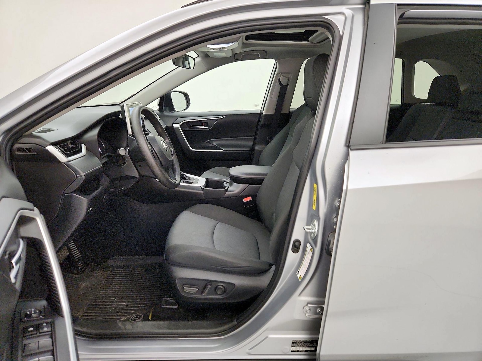 2024 Toyota RAV4 XLE - Photo 12