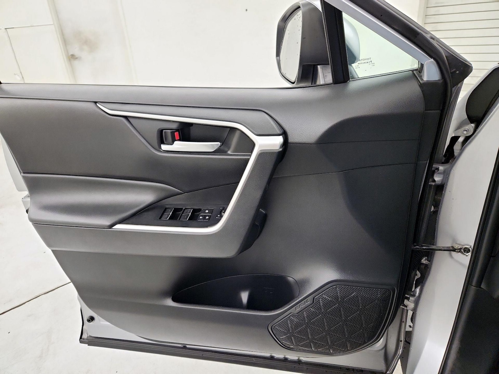 2024 Toyota RAV4 XLE - Photo 13
