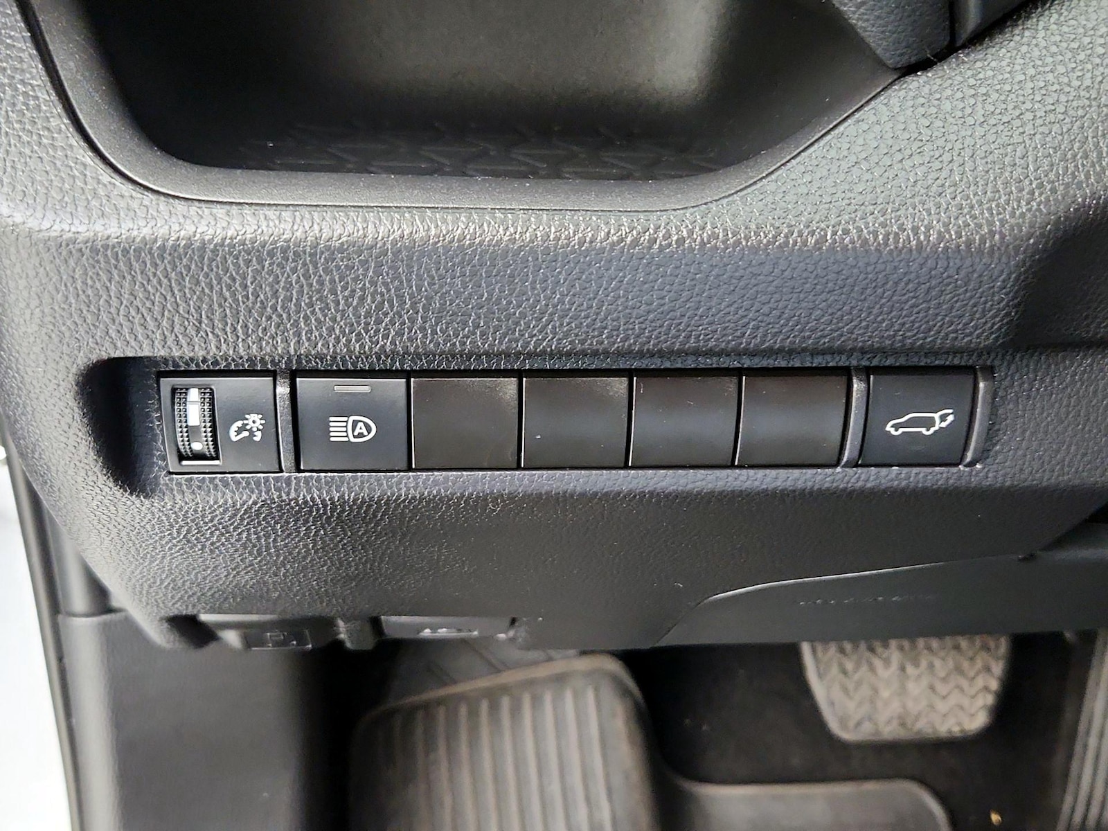 2024 Toyota RAV4 XLE - Photo 14