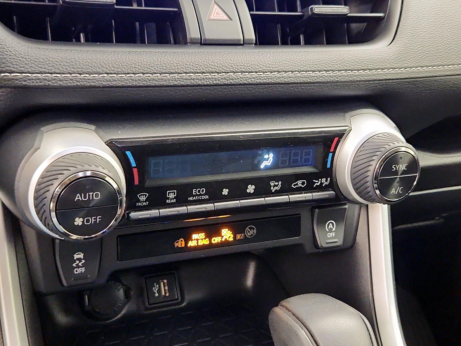 2024 Toyota RAV4 XLE - Photo 17