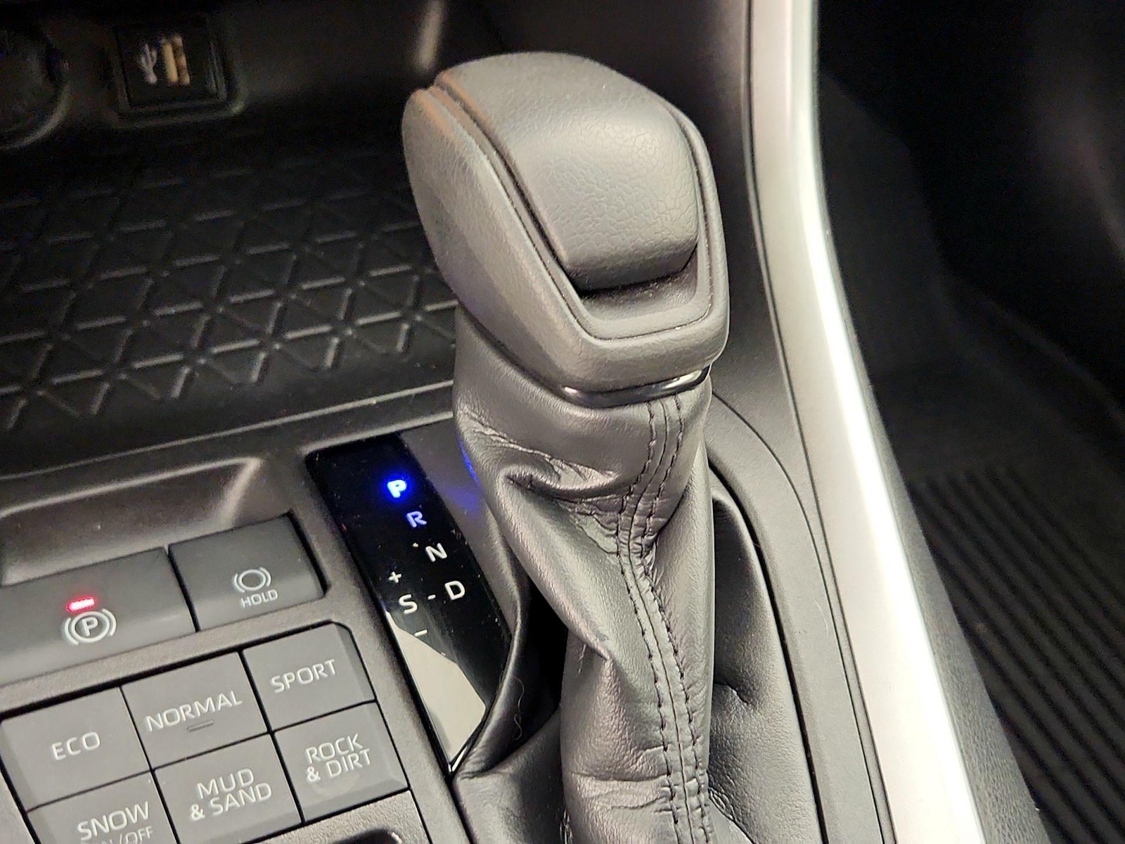 2024 Toyota RAV4 XLE - Photo 18