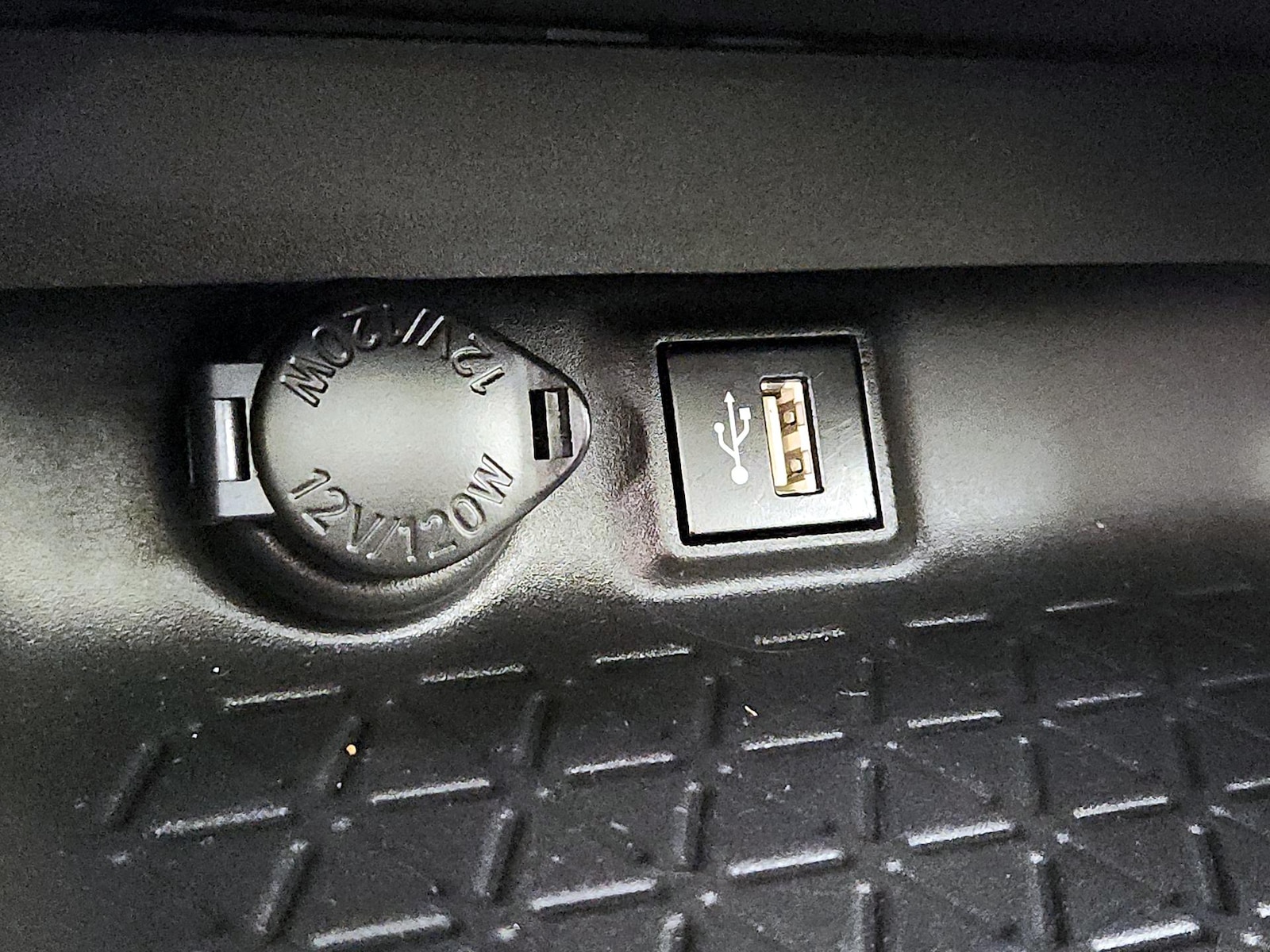 2024 Toyota RAV4 XLE - Photo 19