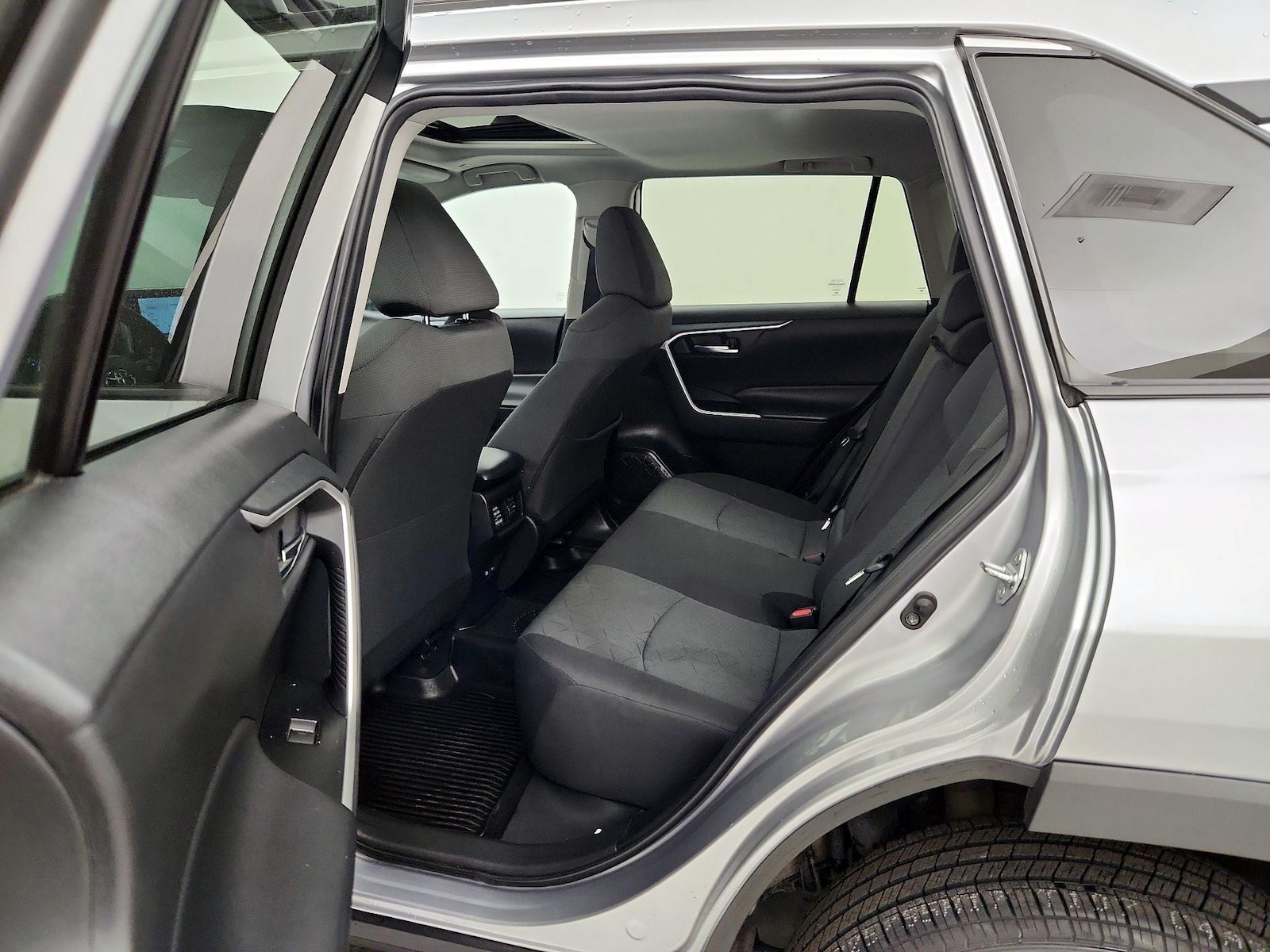 2024 Toyota RAV4 XLE - Photo 21