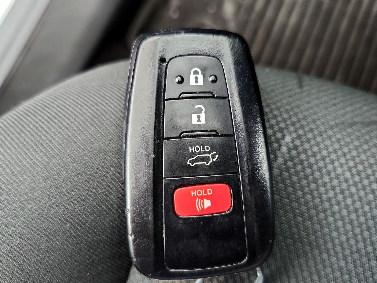 2024 Toyota RAV4 XLE - Photo 24
