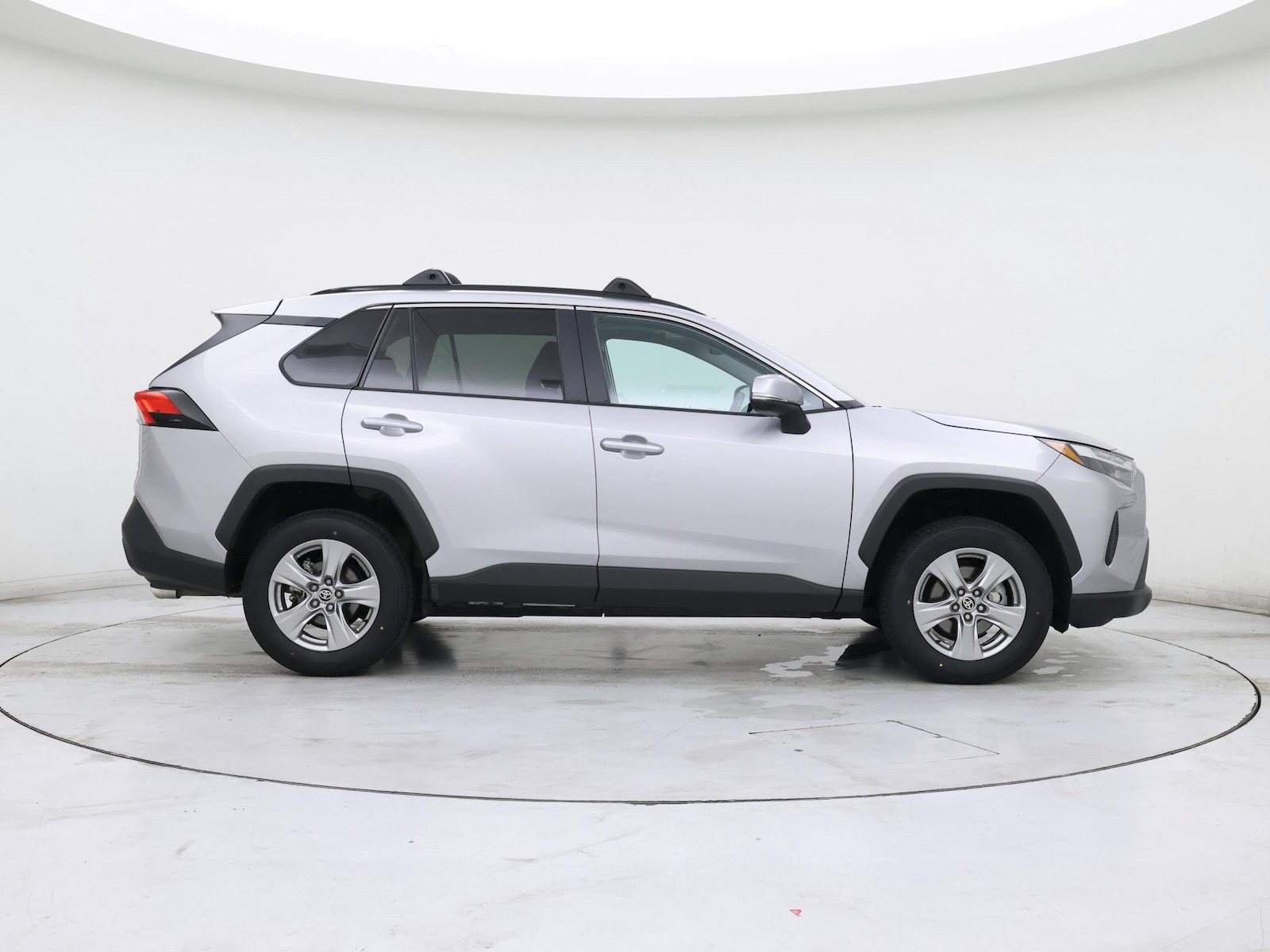 2024 Toyota RAV4 XLE - Photo 8