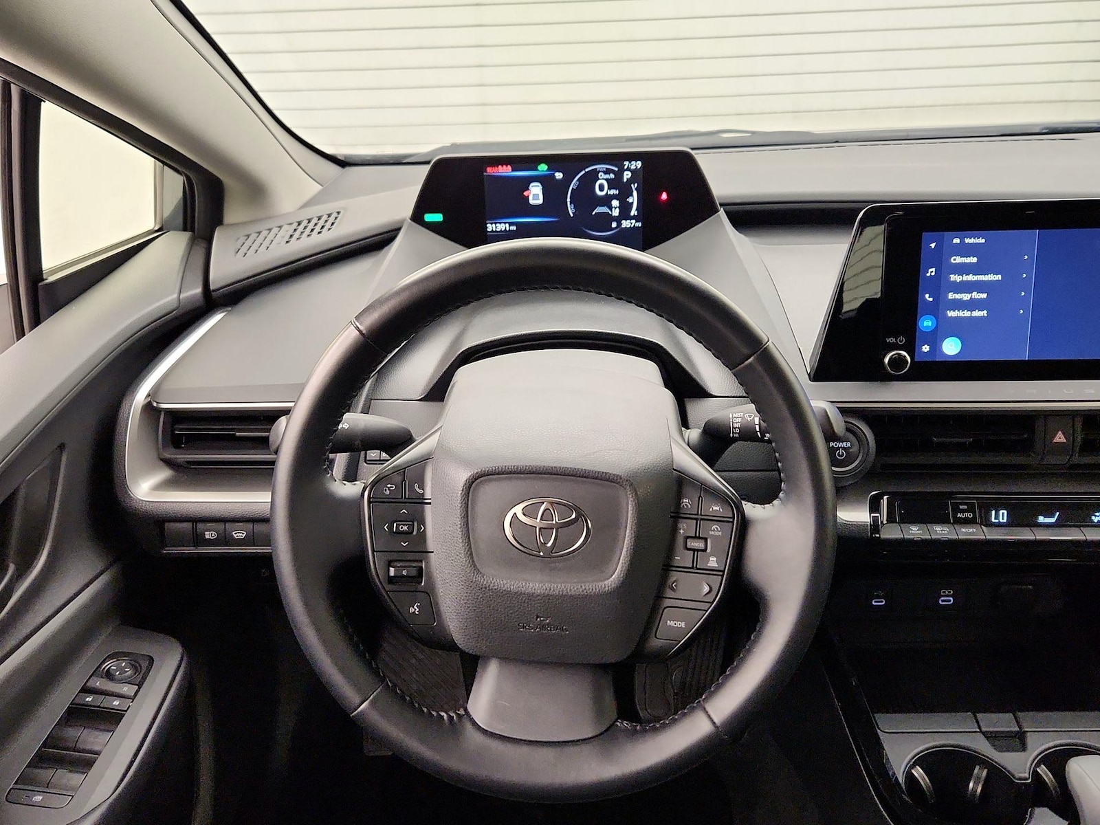2025 Toyota Prius LE - Photo 11