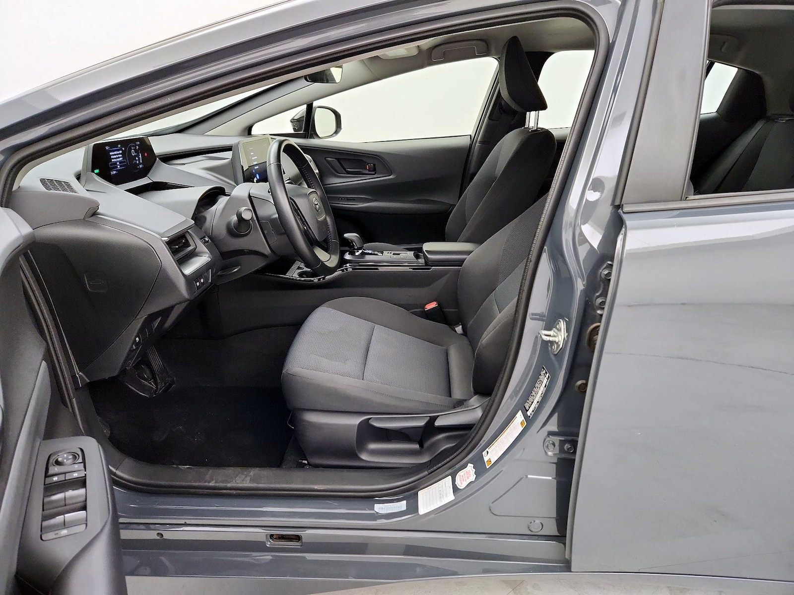 2025 Toyota Prius LE - Photo 12