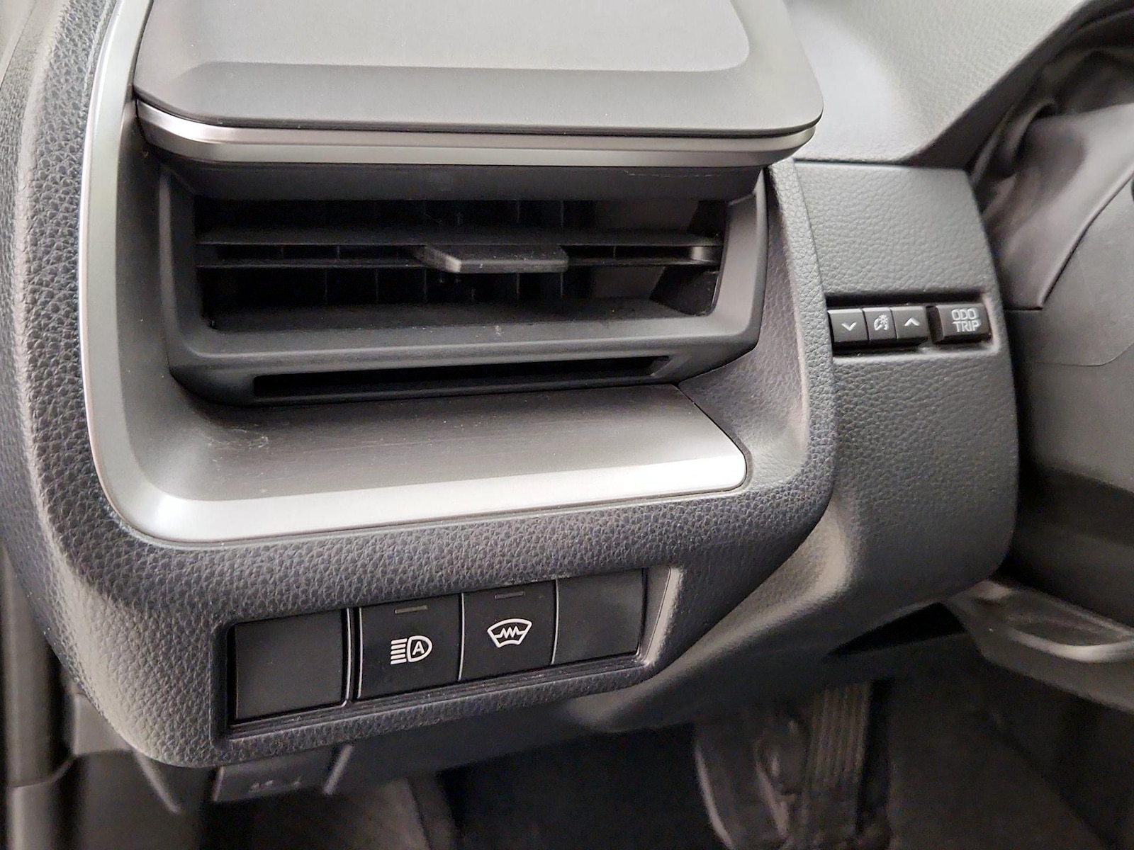 2025 Toyota Prius LE - Photo 14