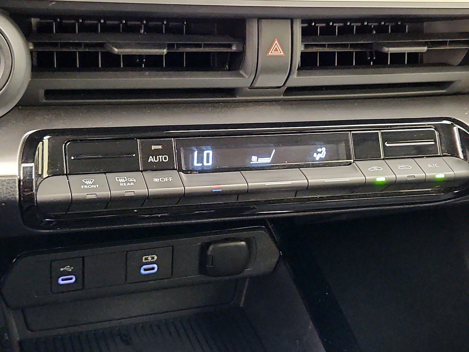 2025 Toyota Prius LE - Photo 17