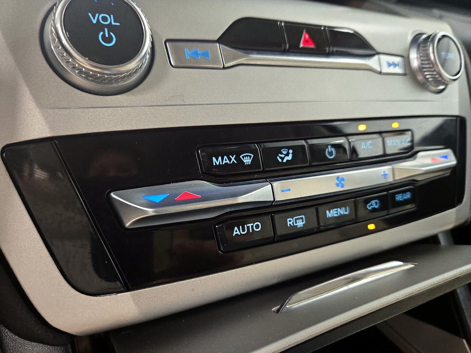 2022 Ford Explorer Base - Photo 17