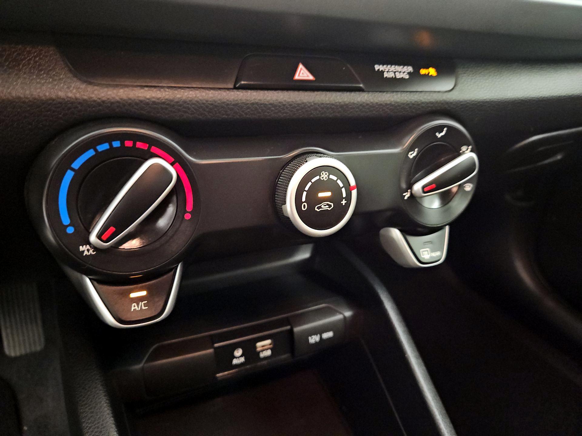 Thumbnail: 2020 Kia Rio - 16
