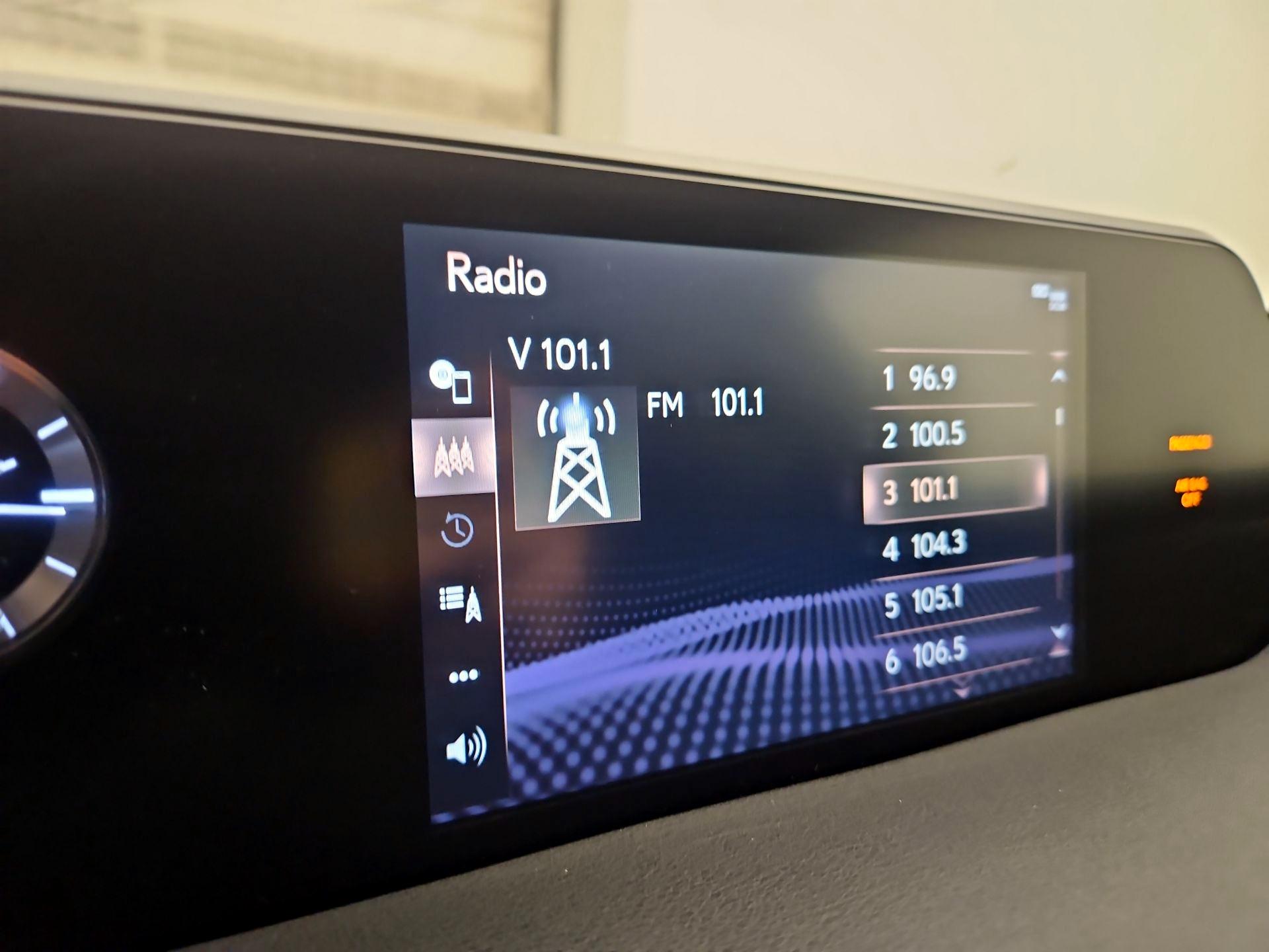 Thumbnail: 2019 Lexus UX - 15