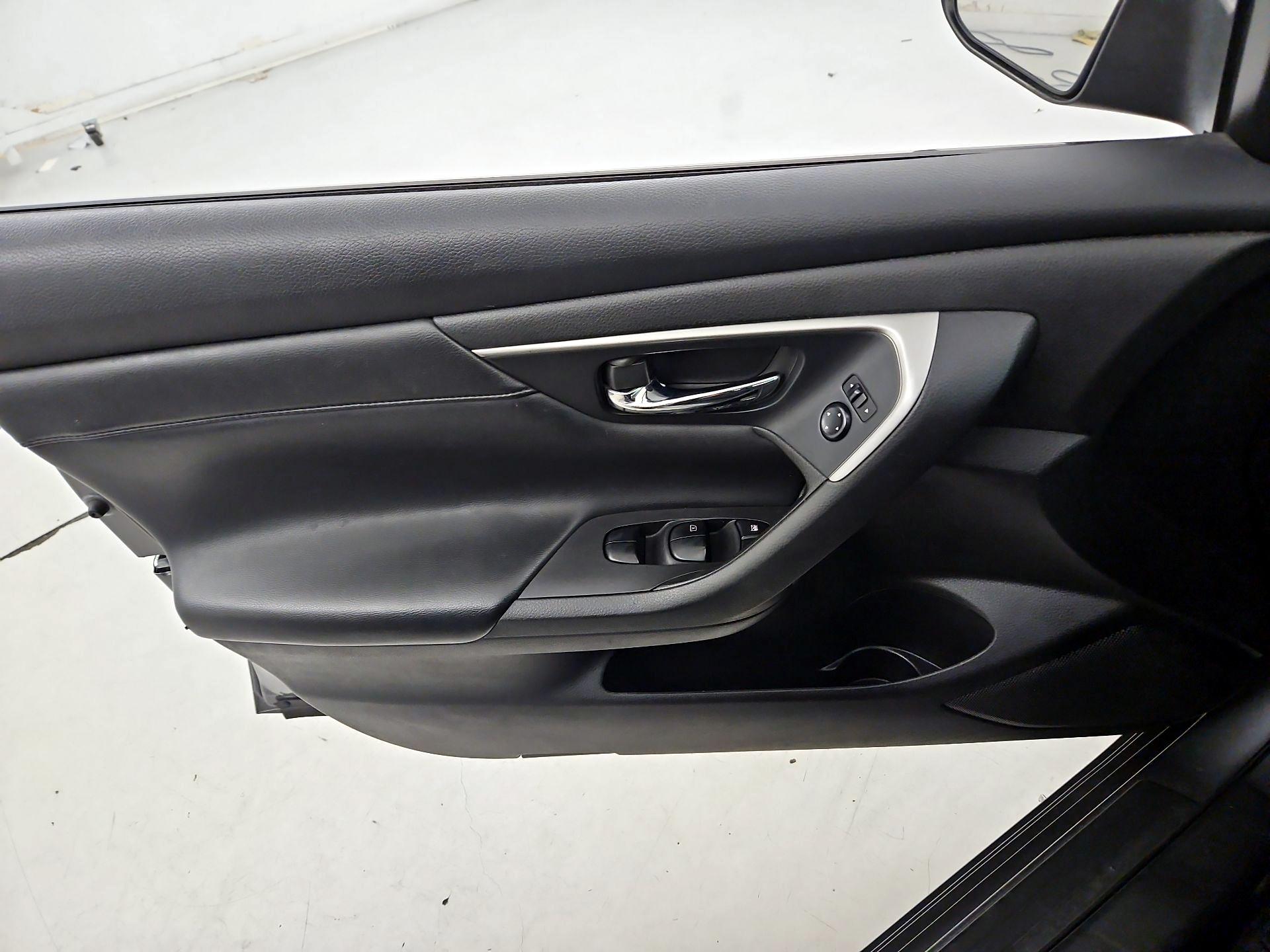 Thumbnail: 2015 Nissan Altima - 12