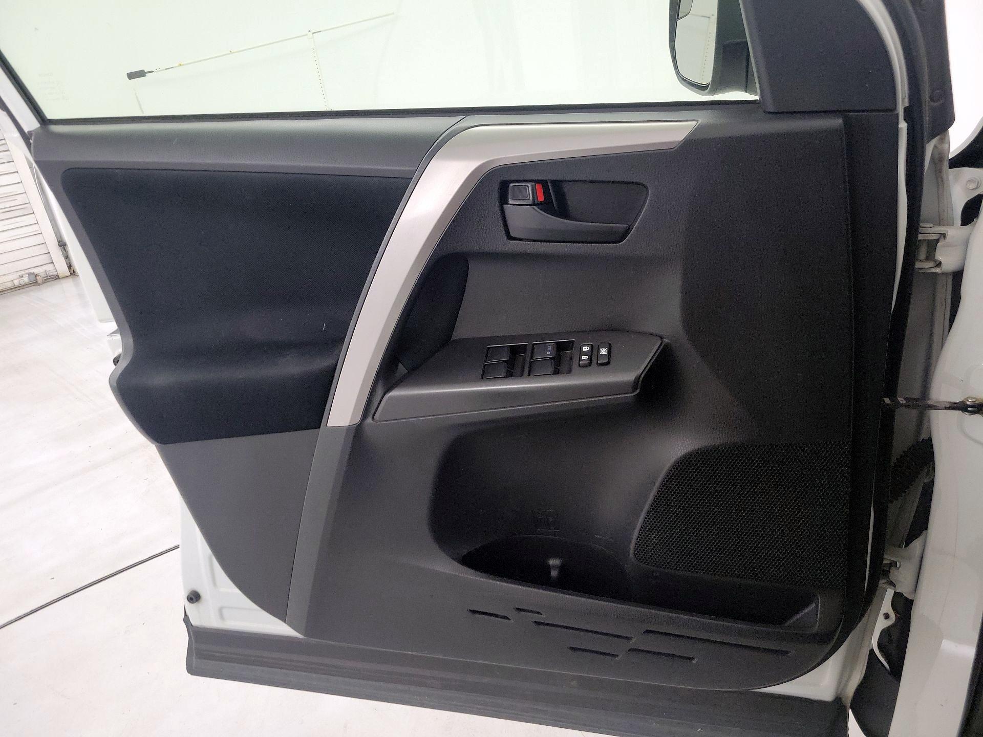 Thumbnail: 2016 Toyota RAV4 - 12