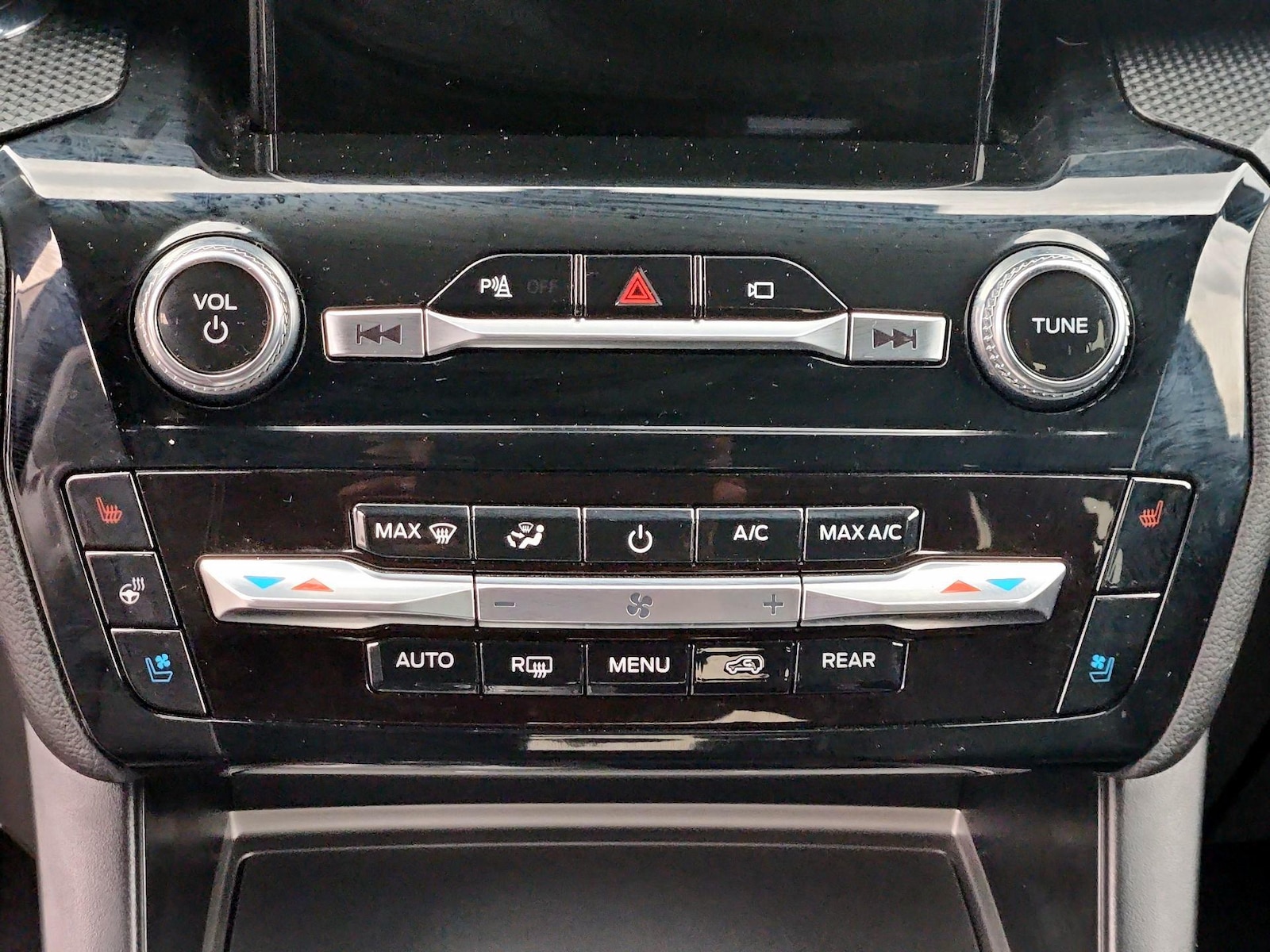 2023 Ford Explorer ST - Photo 17