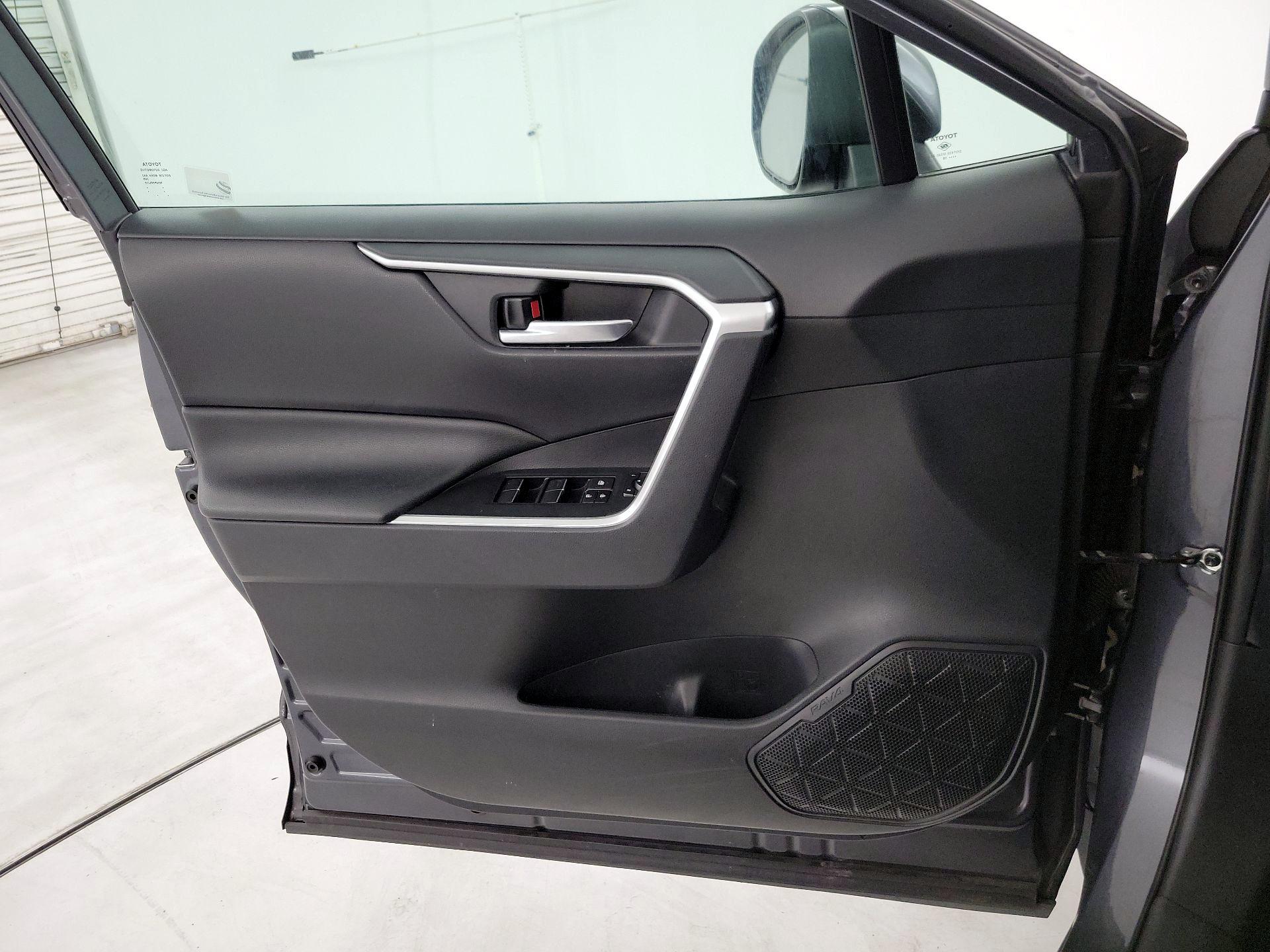Thumbnail: 2019 Toyota RAV4 - 12