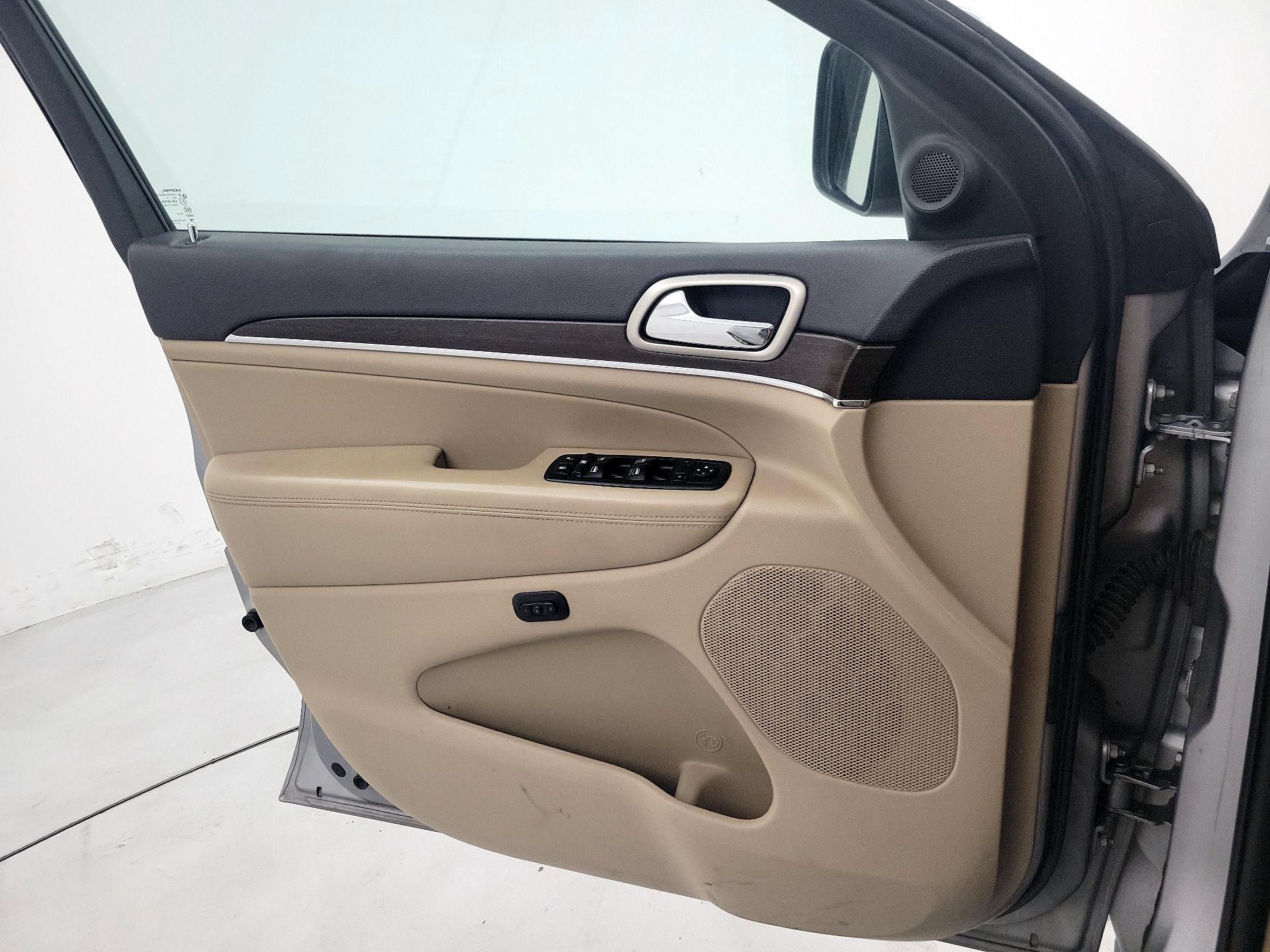 Thumbnail: 2015 Jeep Grand Cherokee - 12