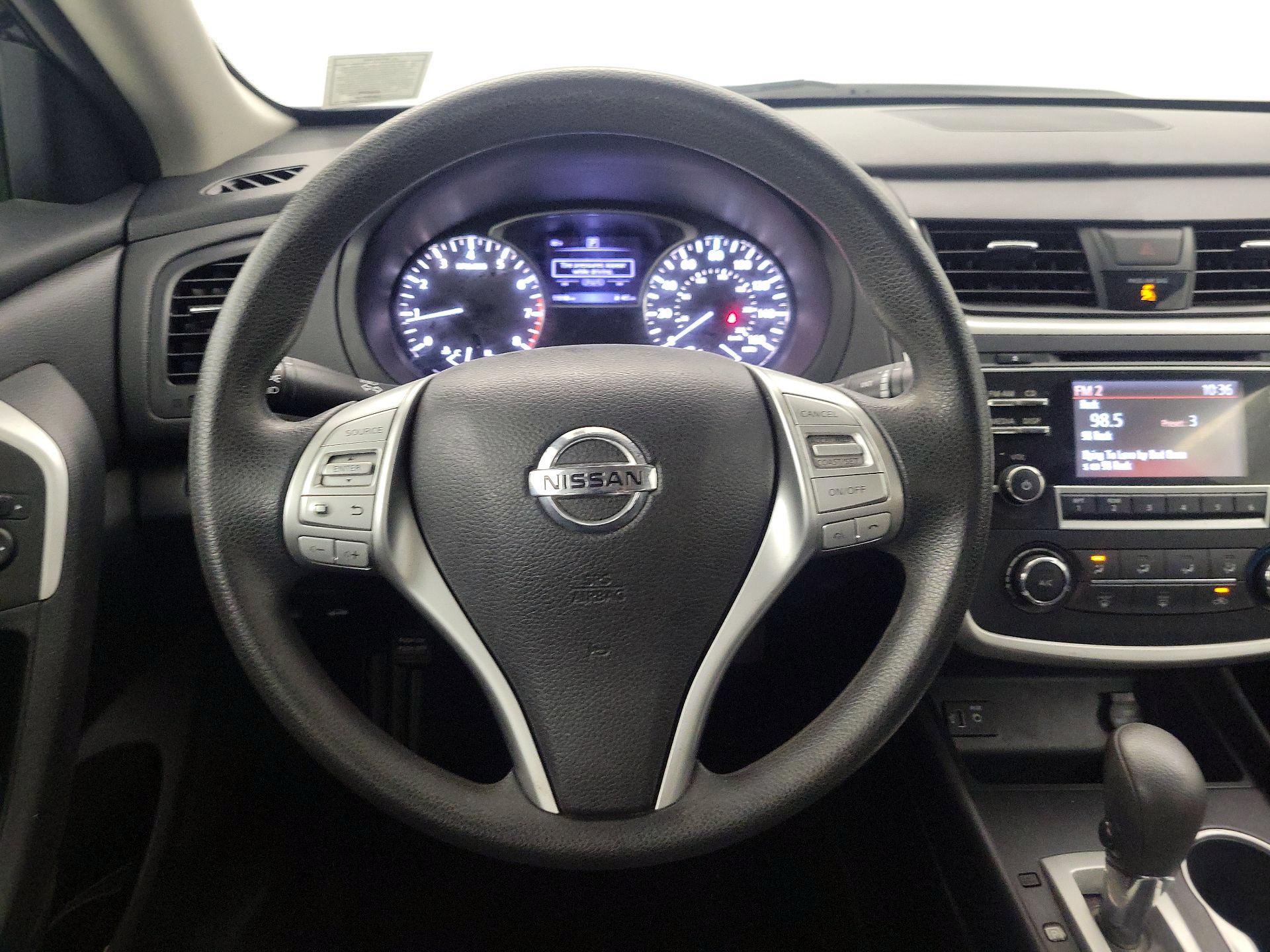 Thumbnail: 2017 Nissan Altima - 10