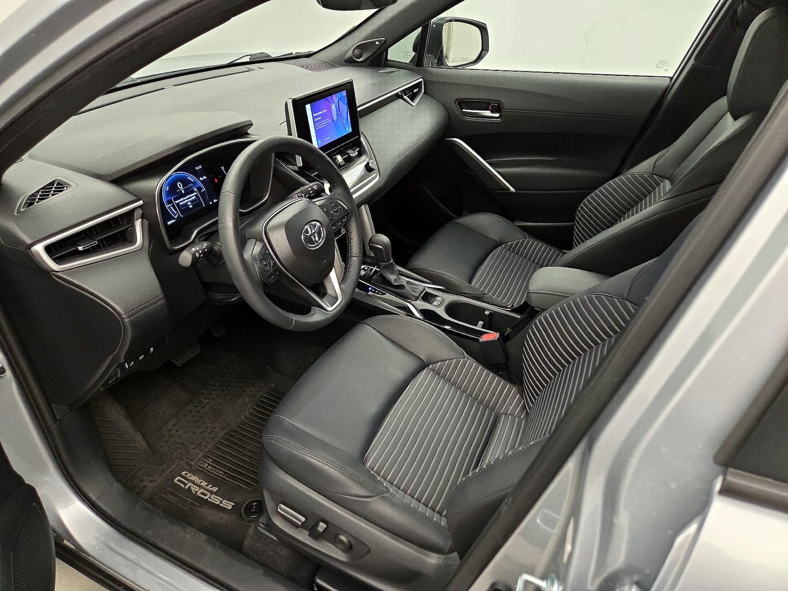 2025 Toyota Corolla Cross XSE - Photo 12